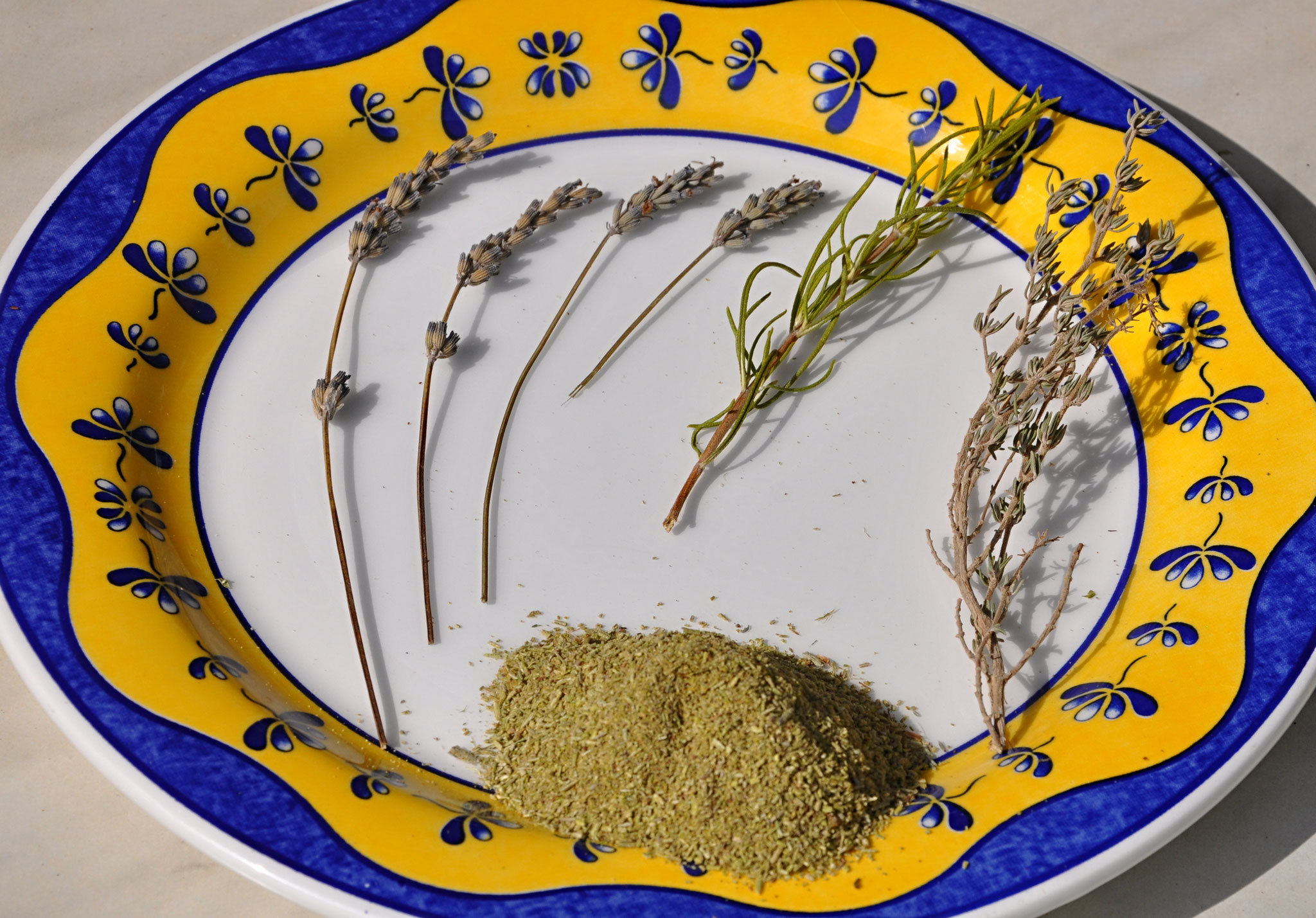 Les trois herbes aromatiques: lavande, romarin et thym.