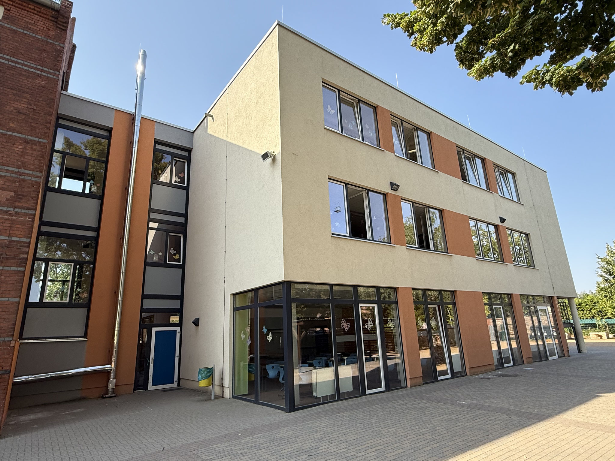 Der Neubau von der Schulhofseite