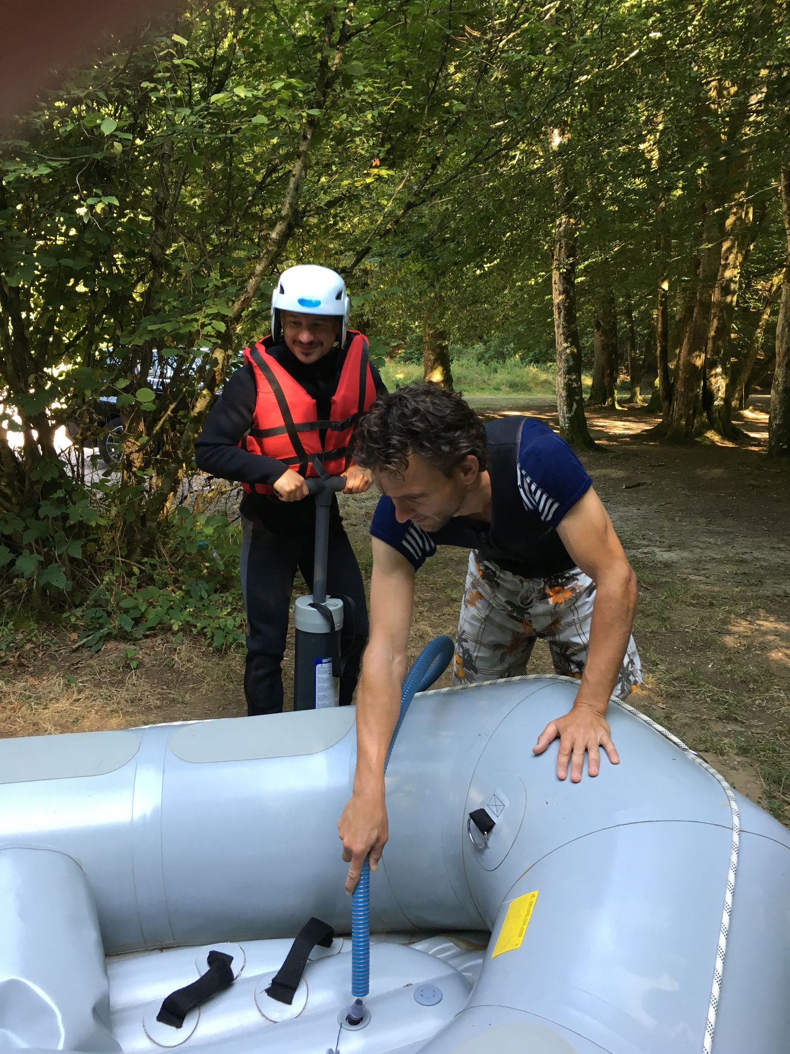 Mise en pression du raft.