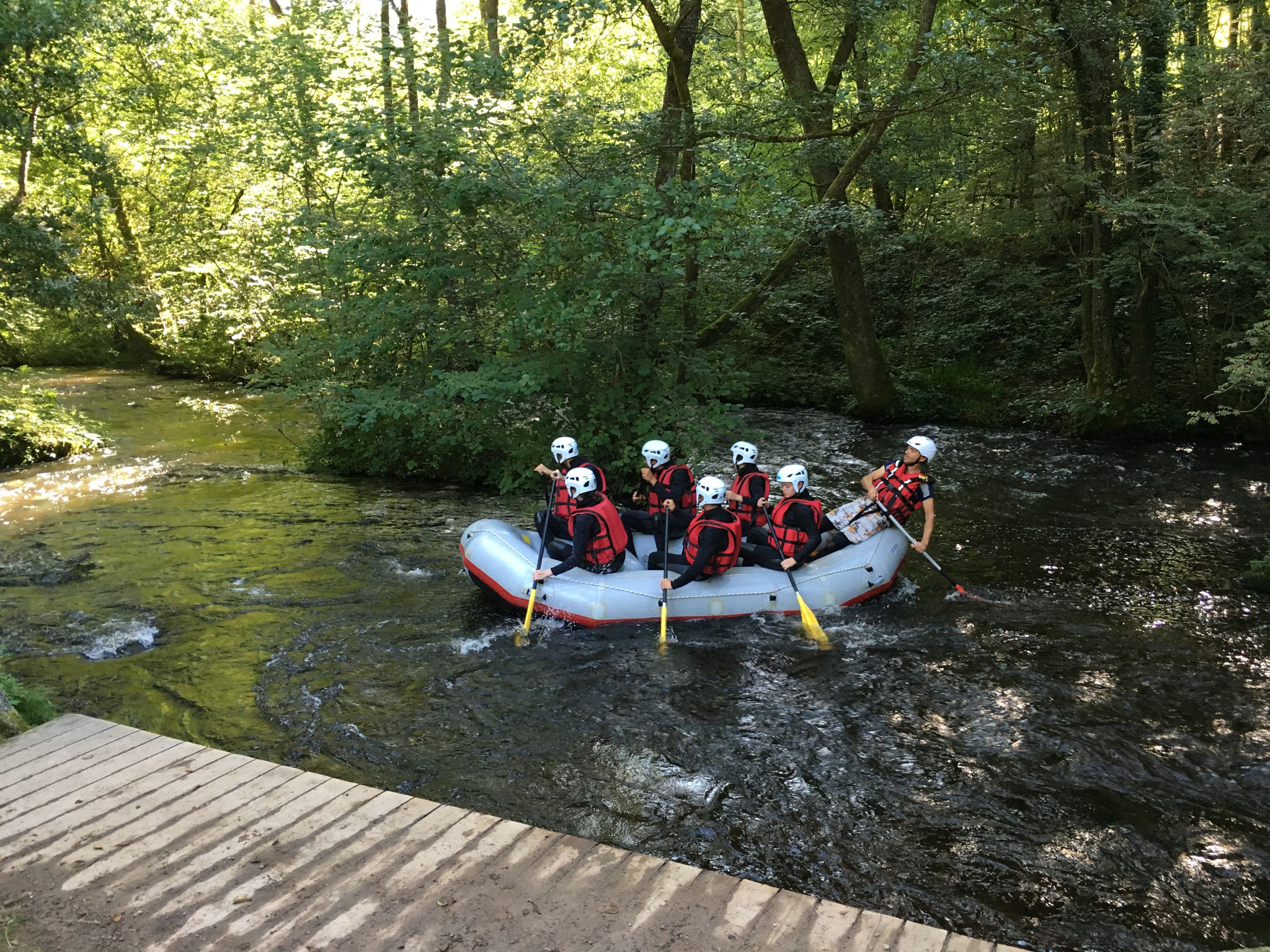 Le raft réalise ainsi un "bac" arrière : il se déplace de la rive gauche à la rive droite.