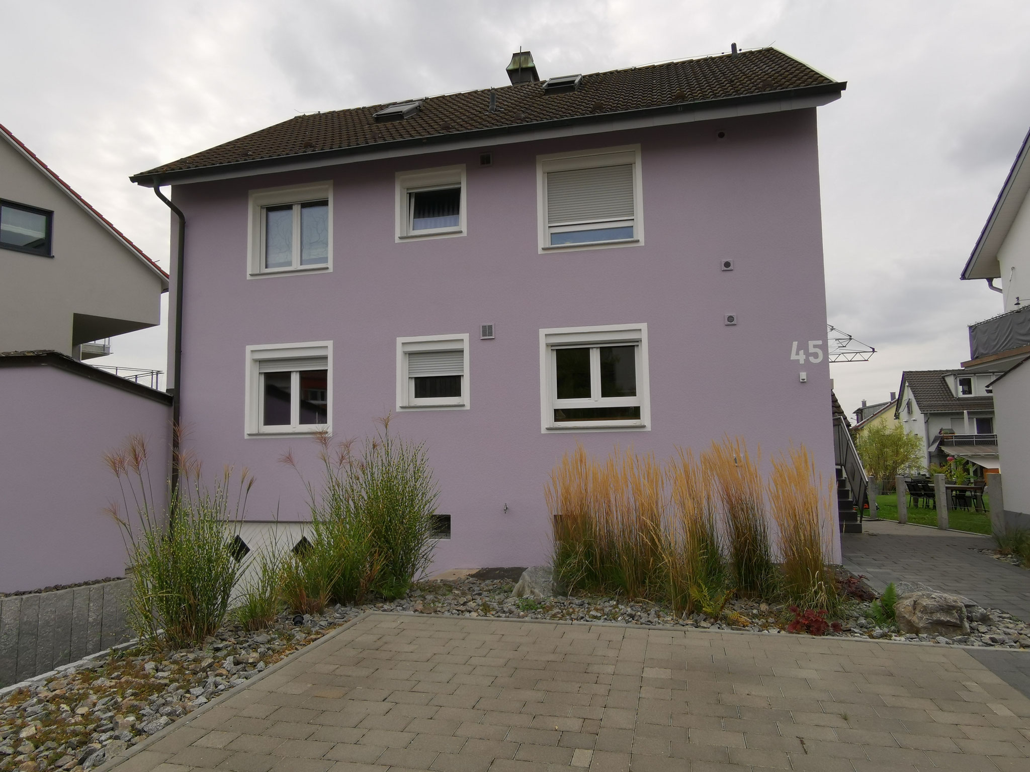 Fassade strahlt im neuen Look mit schmutzabweissender Abperleffekt Farbe.