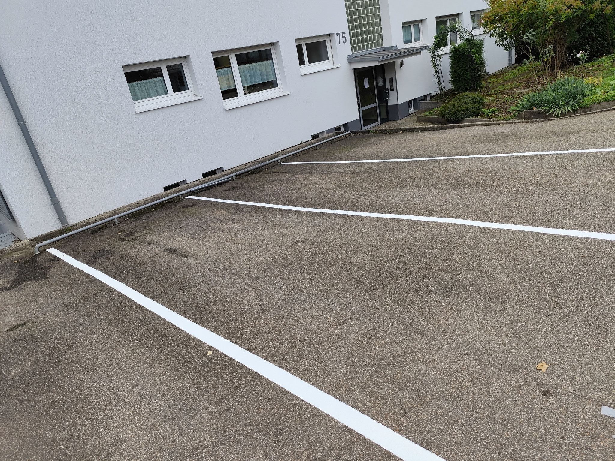 Neu Parkplatzmarkierungen mit abriebfestem Markierungslack angefertigt.