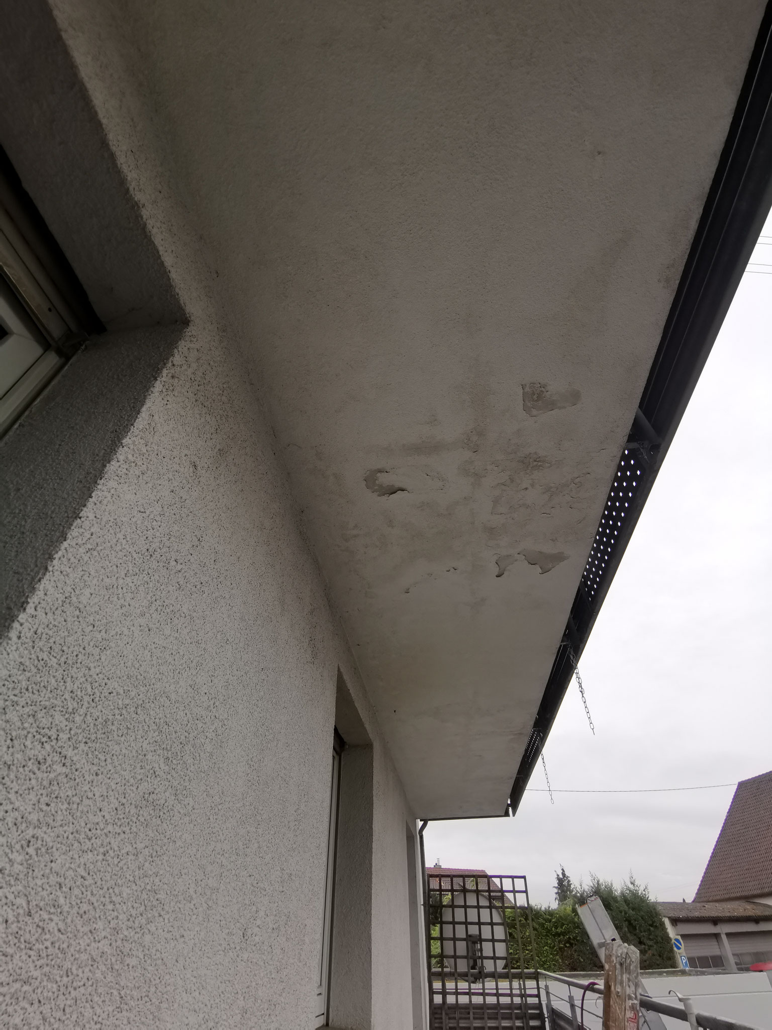 Balkondecke im defekten Zustand.