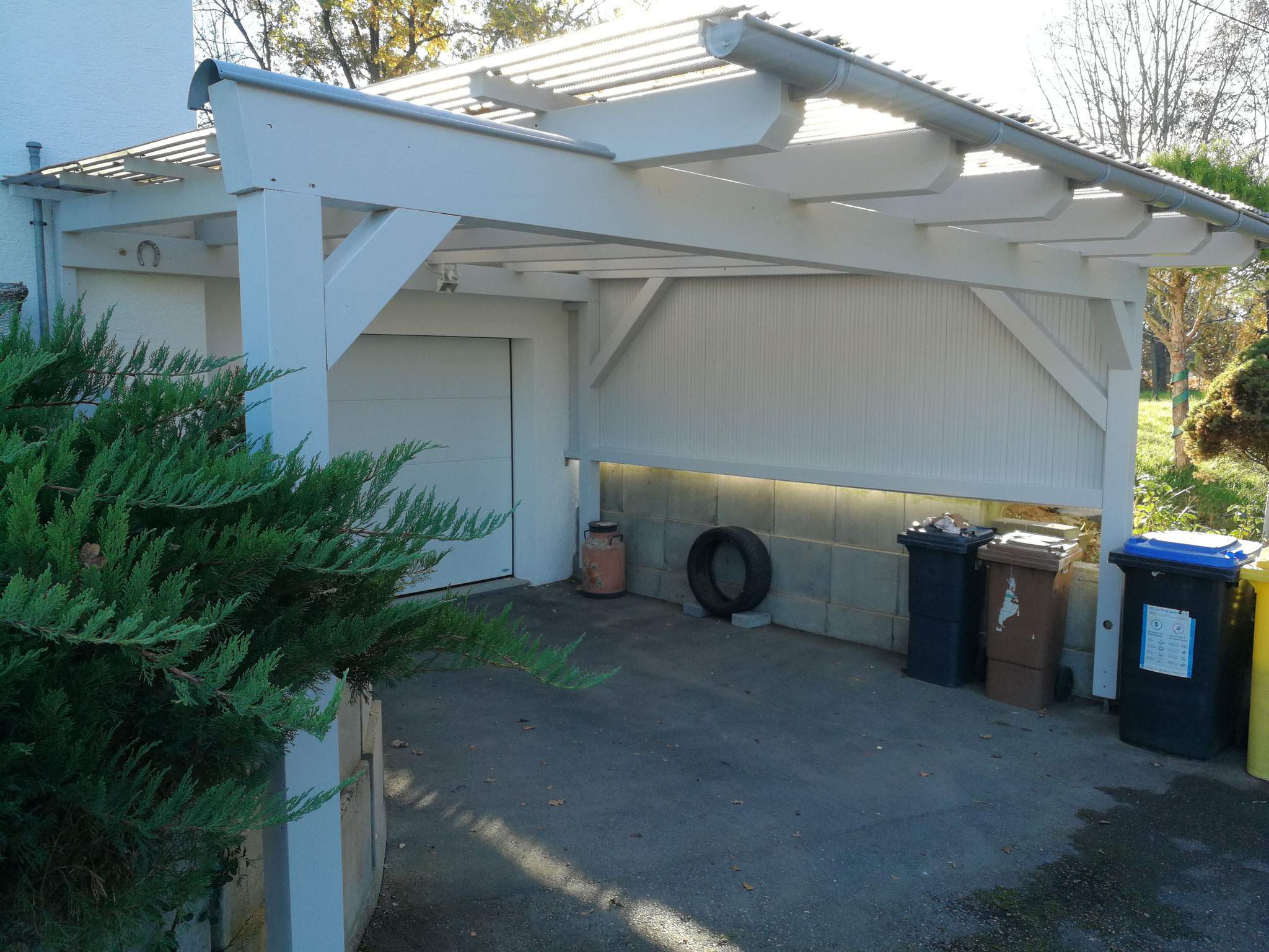 Carport modernisiert mit neuem Lack farblich umgestaltet.