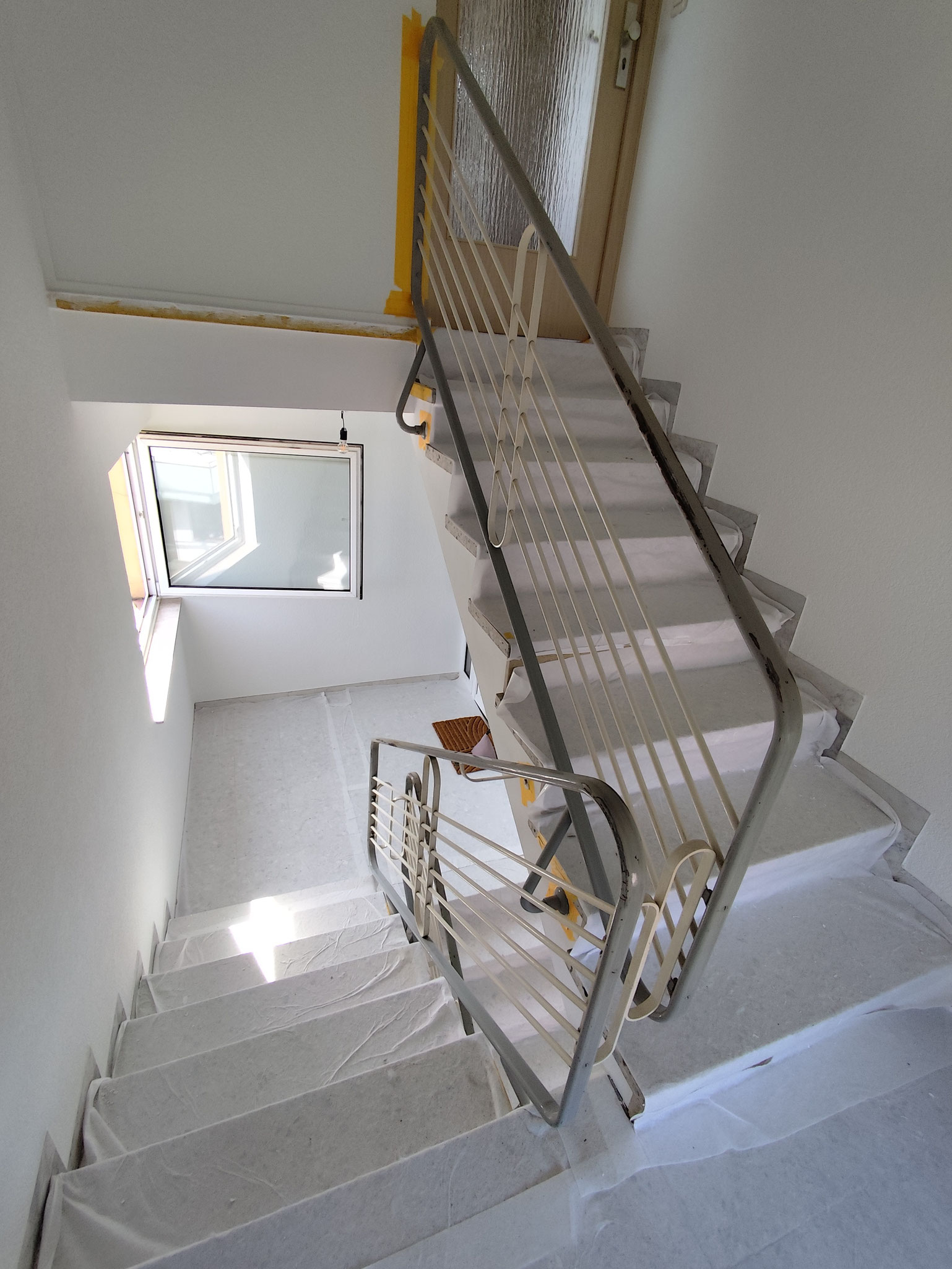 Treppenhaus und Geländer bei der Sanierung.