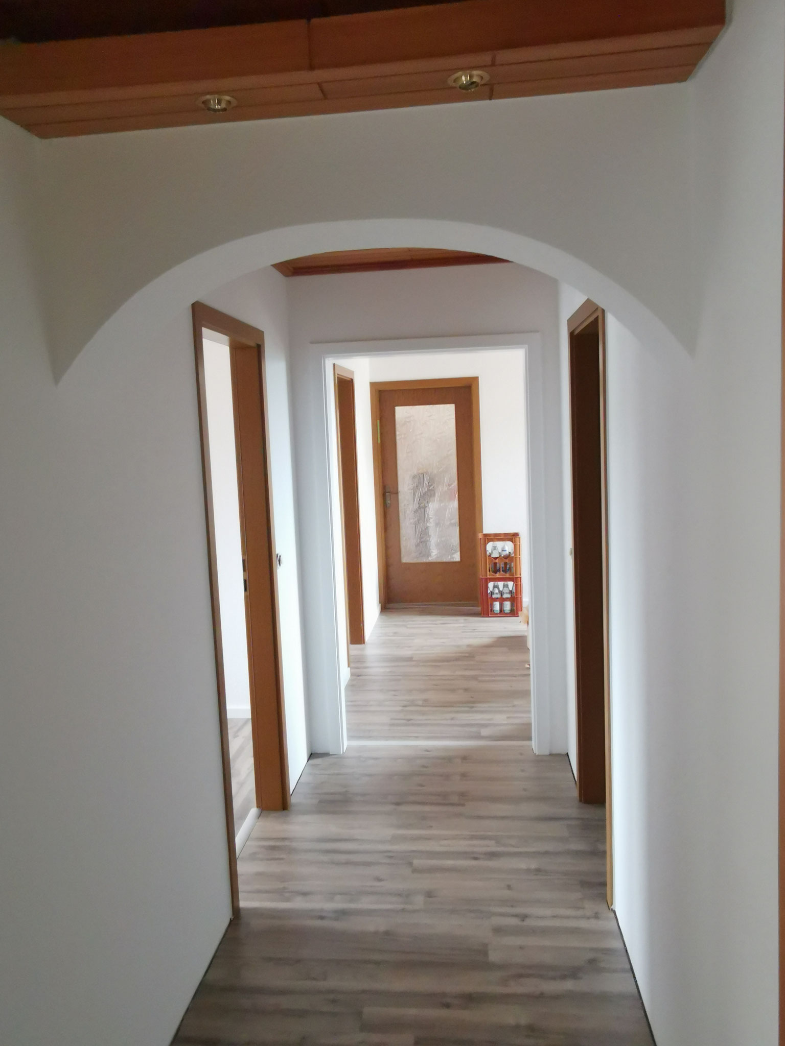 Wohnungsrenovierung mit neuer Tapete und neu gestrichen.