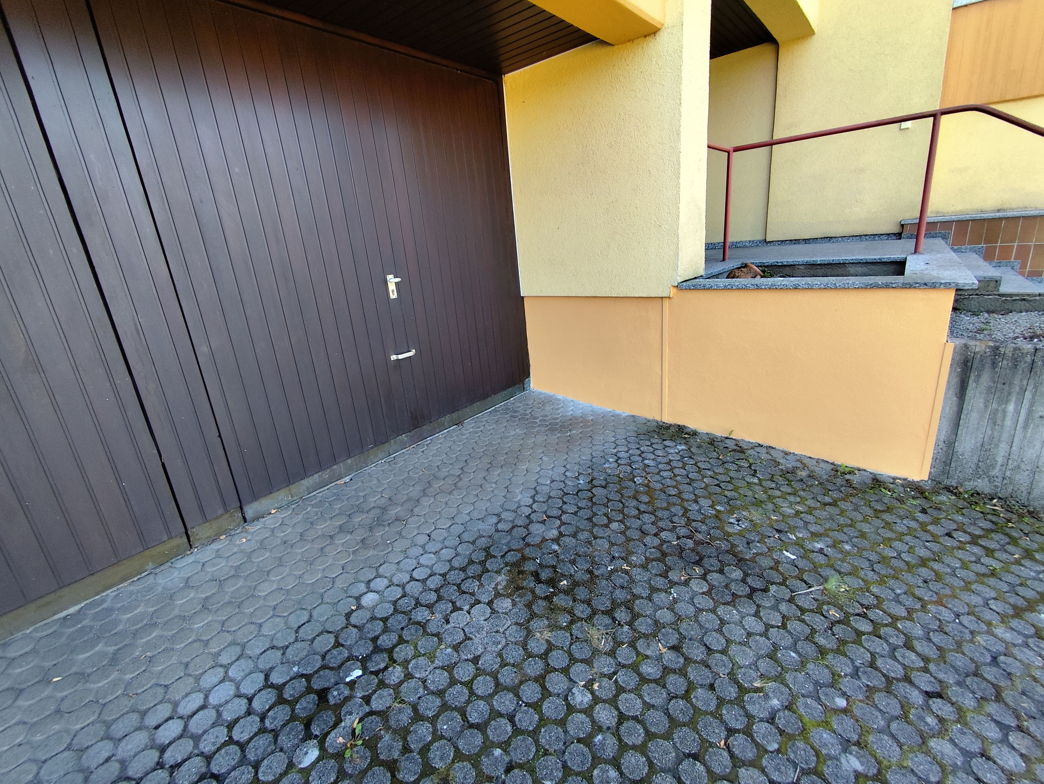 Sockel mit neuen Schienen und neu verputzer Fläche.
