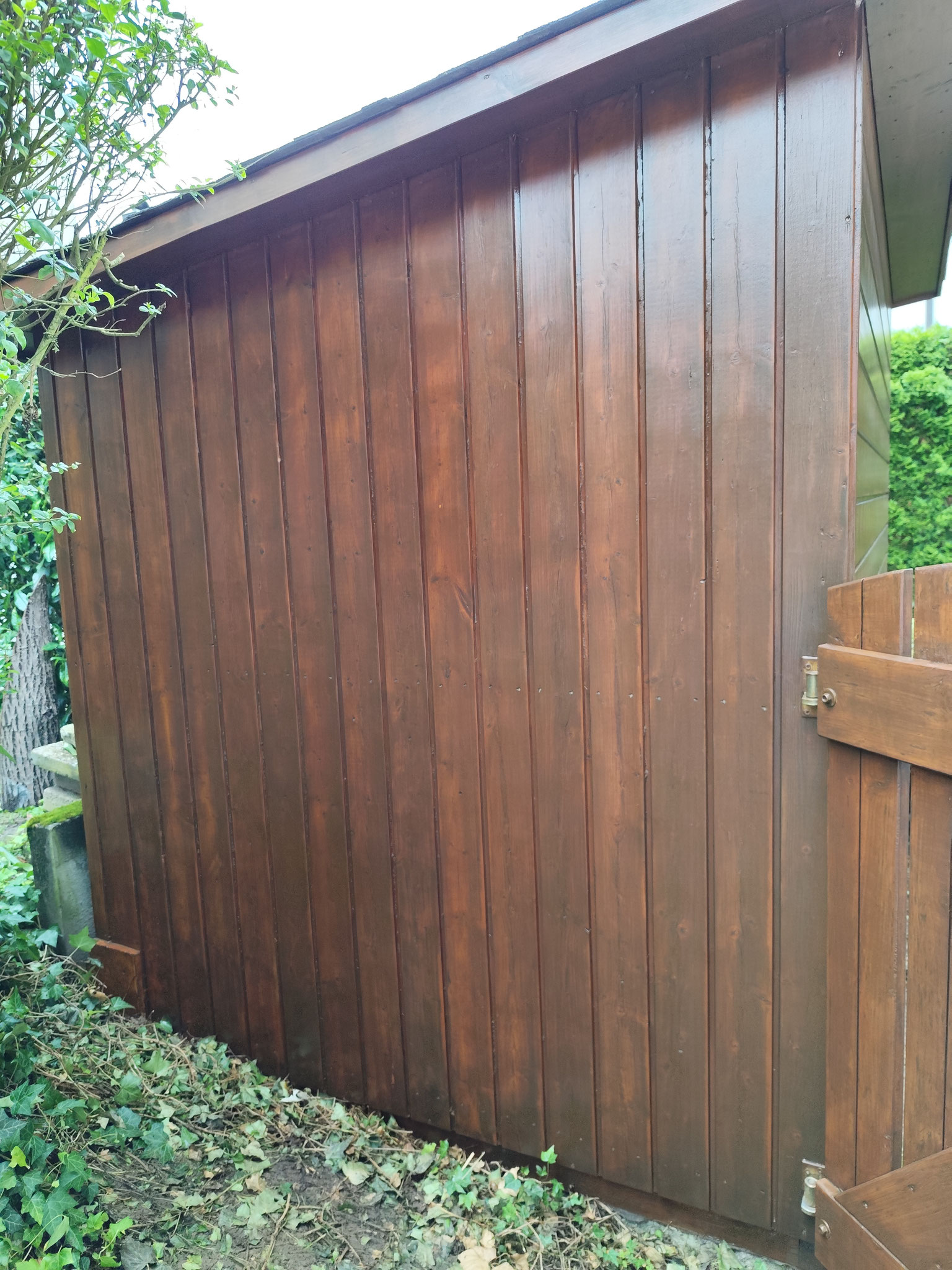 Holz neu saniert und mit Wetterschützender Lasur gestrichen.