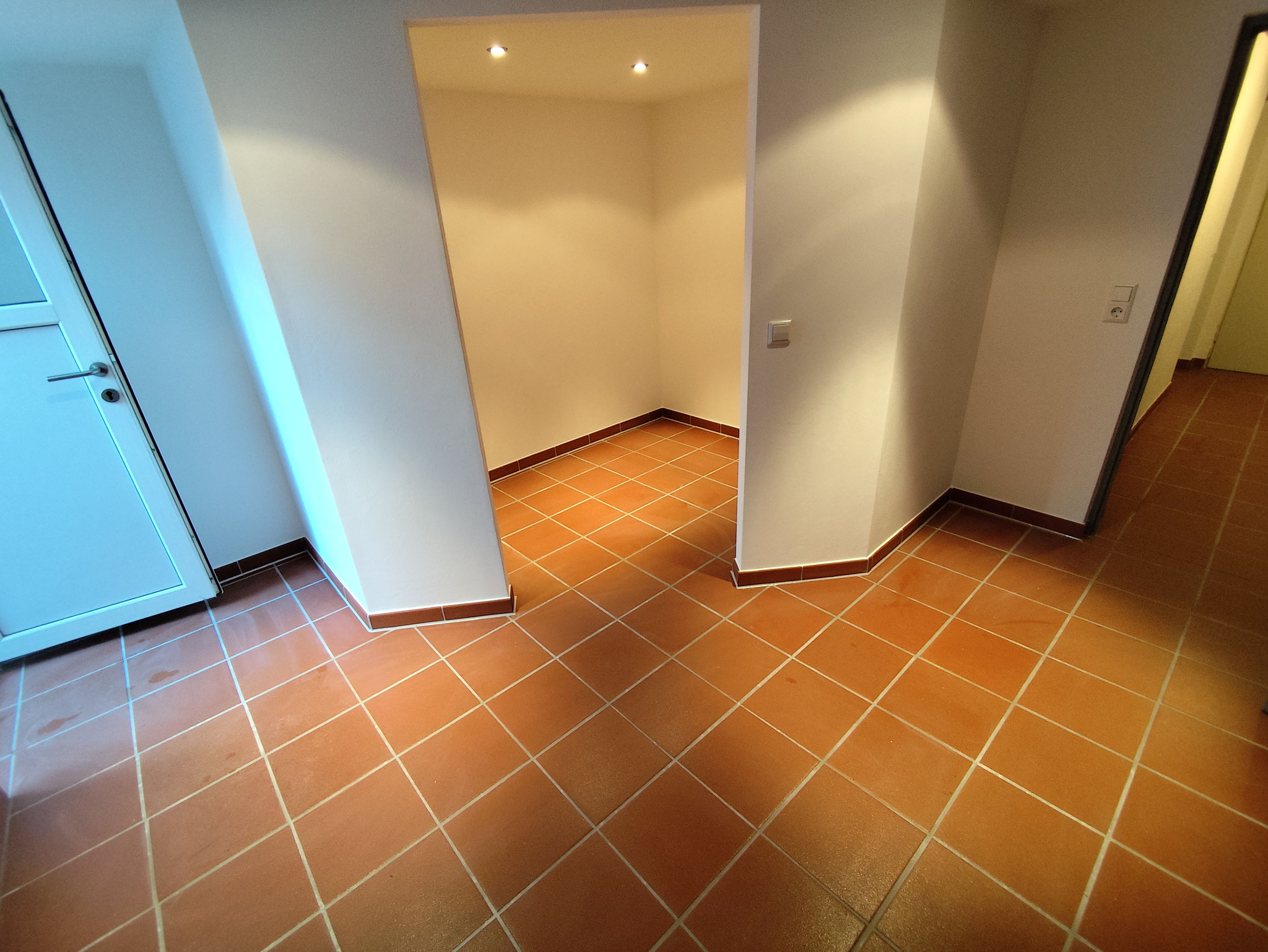 Neue Trockenbauwandverkleidungen mit sehr feiner Putzoberfläche.