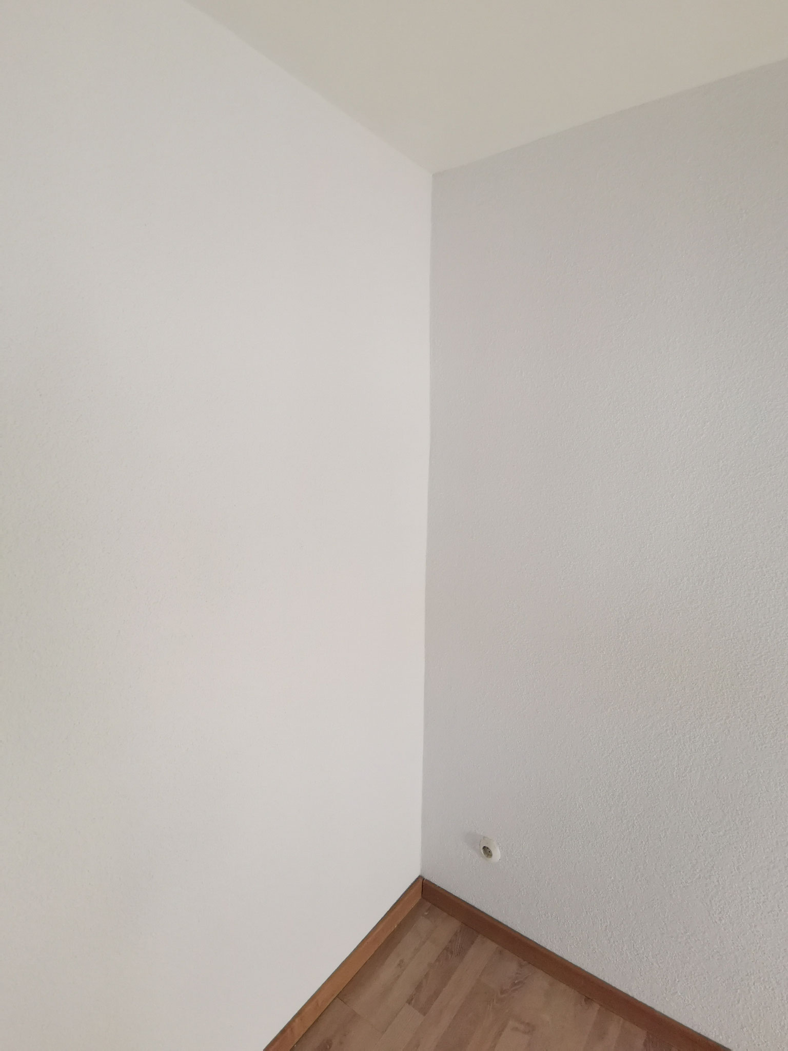Wasserschaden reparatur neu eingemauert und mit neuem Marmorputz als Oberfläche.