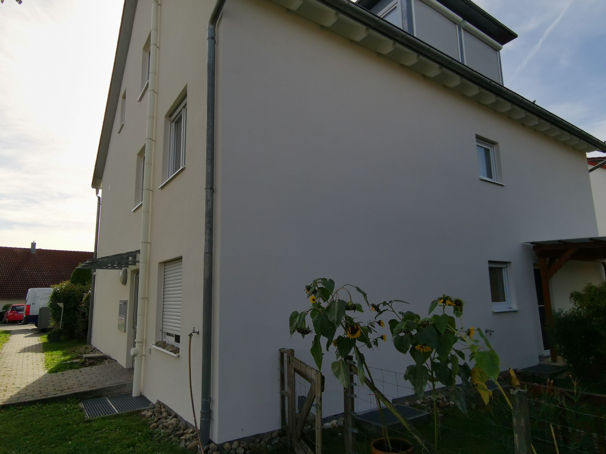 Fassade mit gereinigter, desinfizierter und neuer Premium Farbbeschichtung.