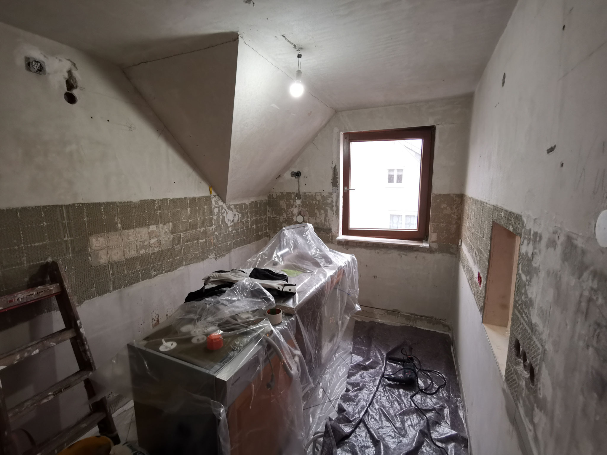 Küchenwände und Decke vor der Renovierung.