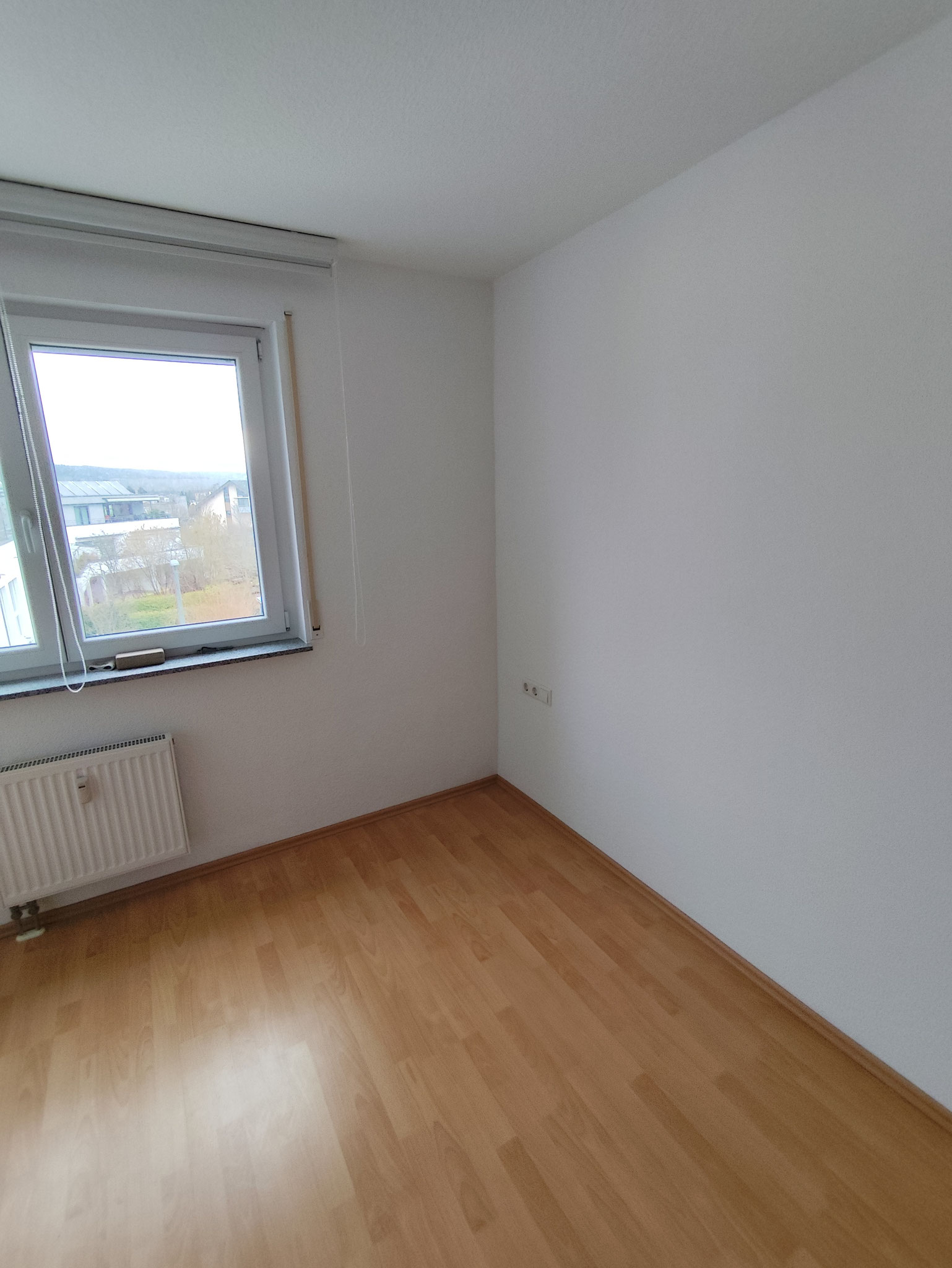  Neu renoviertes und verputzes Zimmer nach dem Wasserschaden. 