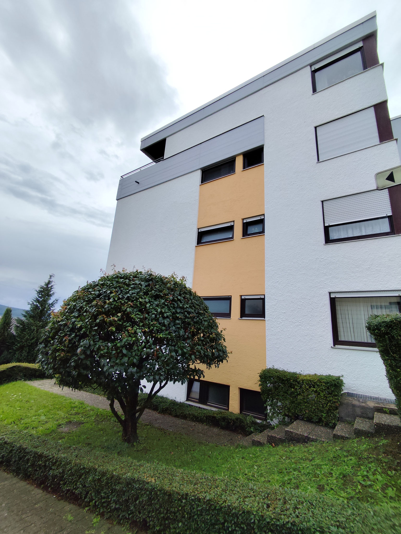 Fassadensanierung mit neuem Farbanstrich.