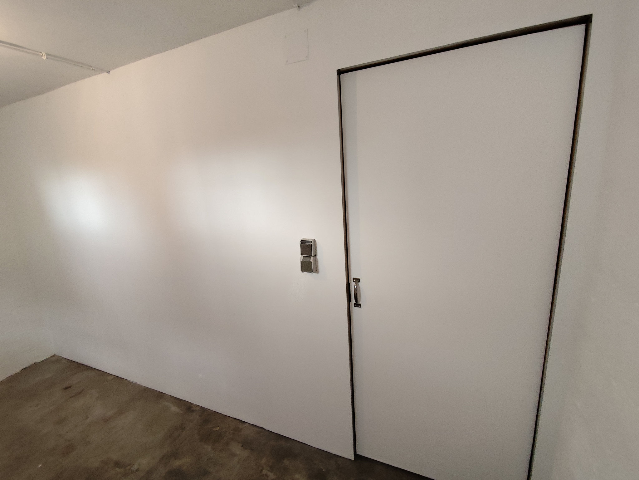 Kellerwand und Türe mit Trockenbauplatten modernisiert.