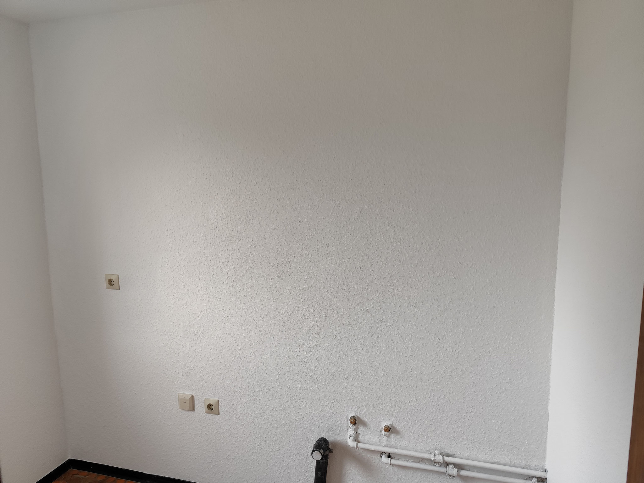 Küchenrenovierung neu verputzt und mit strapazierfähiger Tapete montiert.