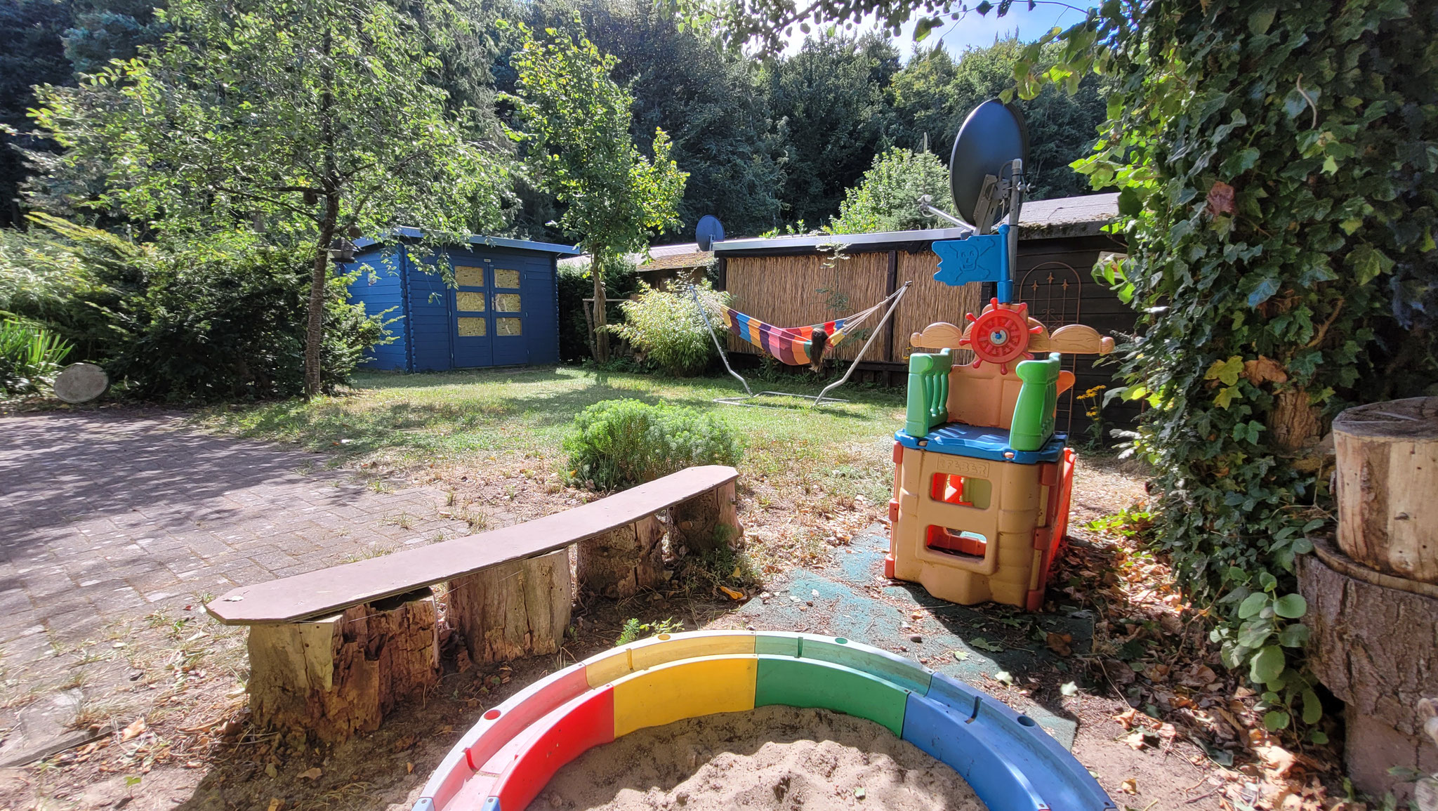 Kinderspielplatz und Hängematte