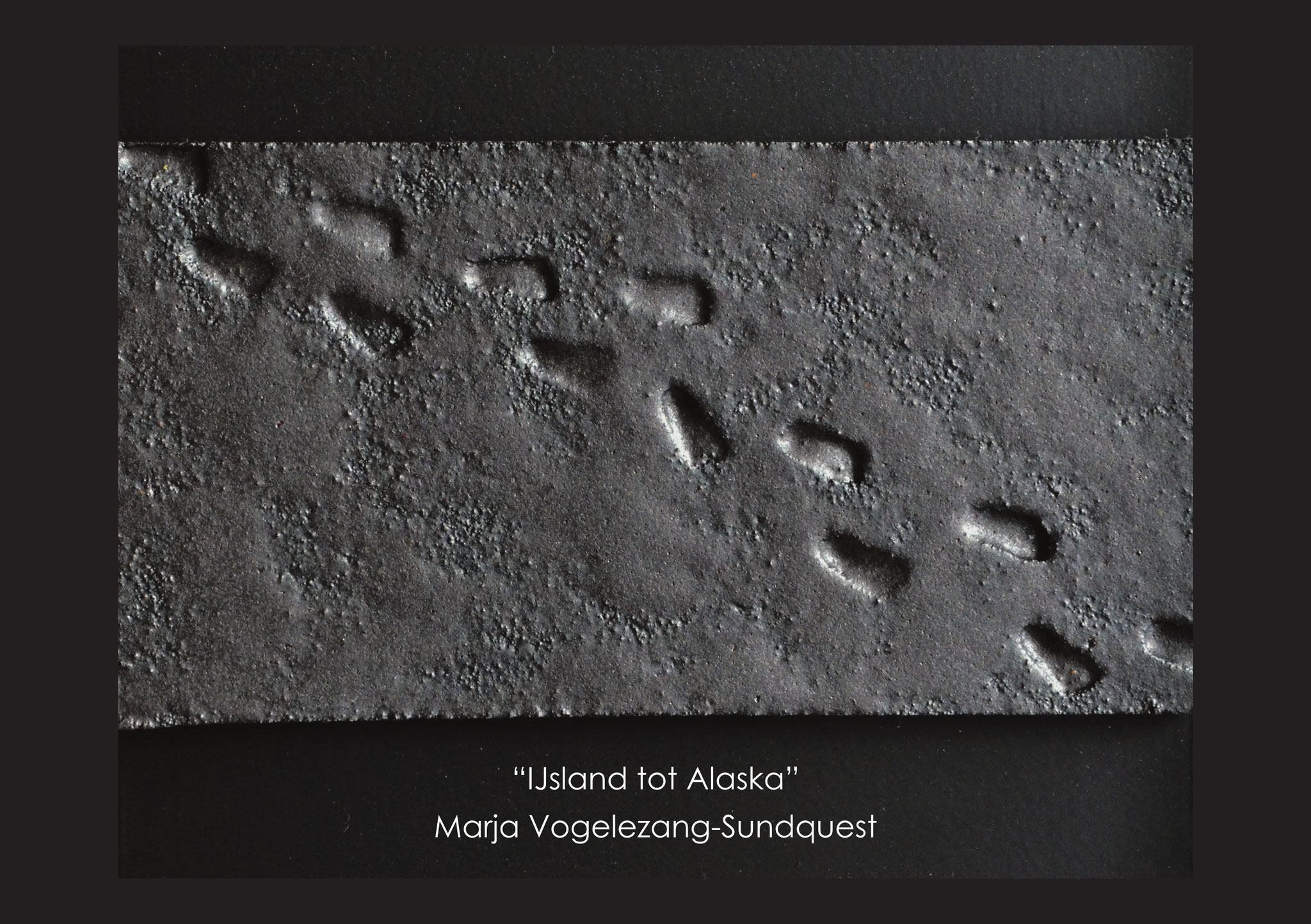 "plateau- strand en spoor Vik-zwart" op uitnodigingskaart-Solo expositie "IJsland tot Alaska" 2015