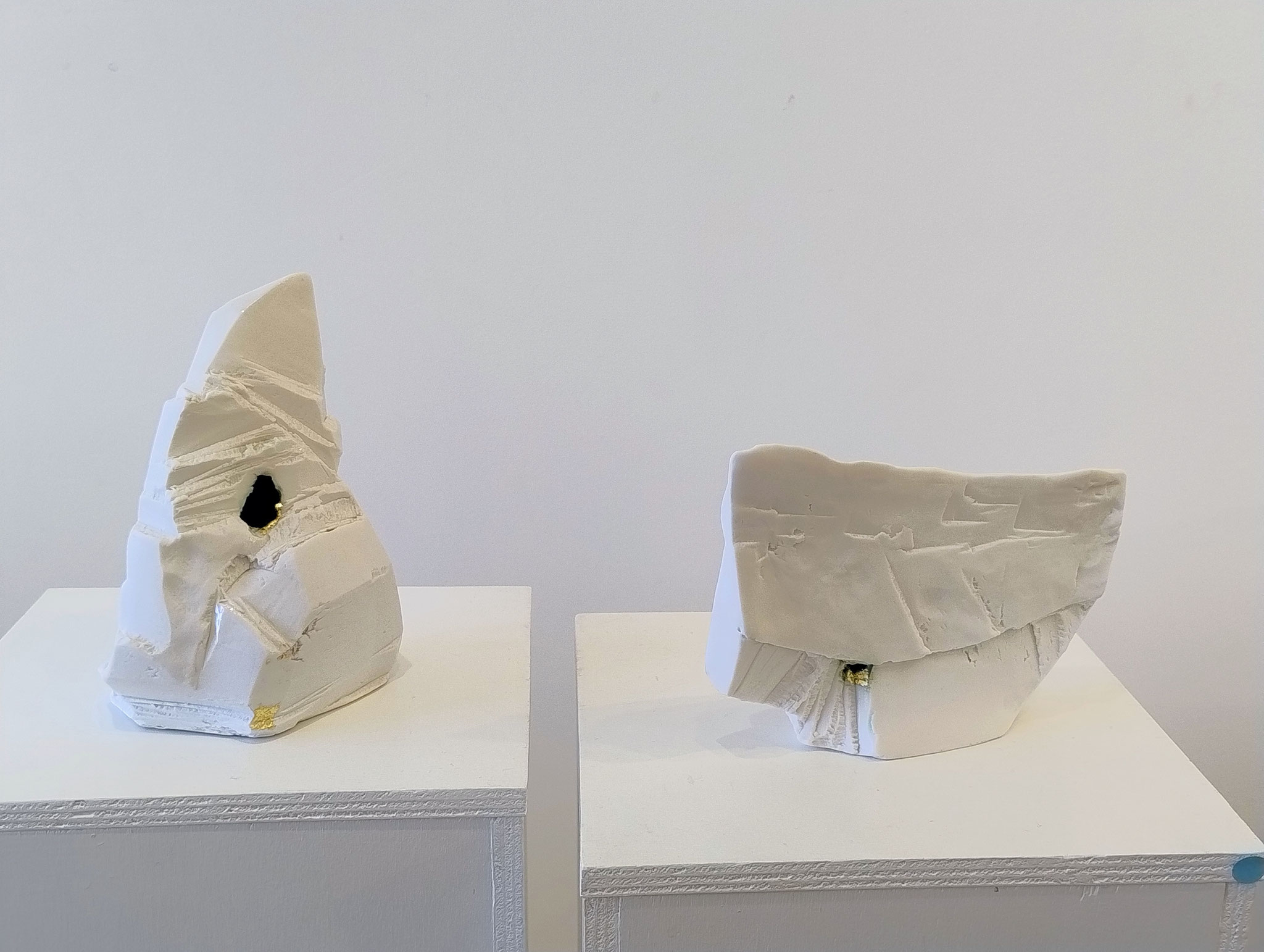Beyond White Clouds XII (links), XV (rechts), Porselein