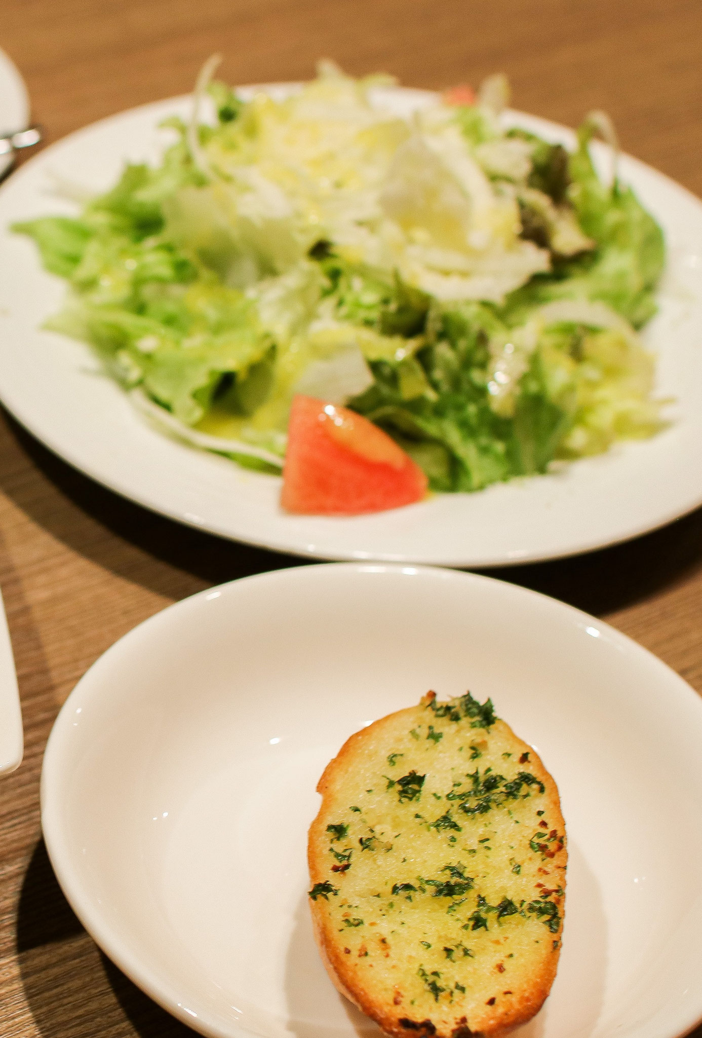サラダ・ガーリックトースト【特製のドレッシングのたっぷりサラダと美味しいガーリックトースト】