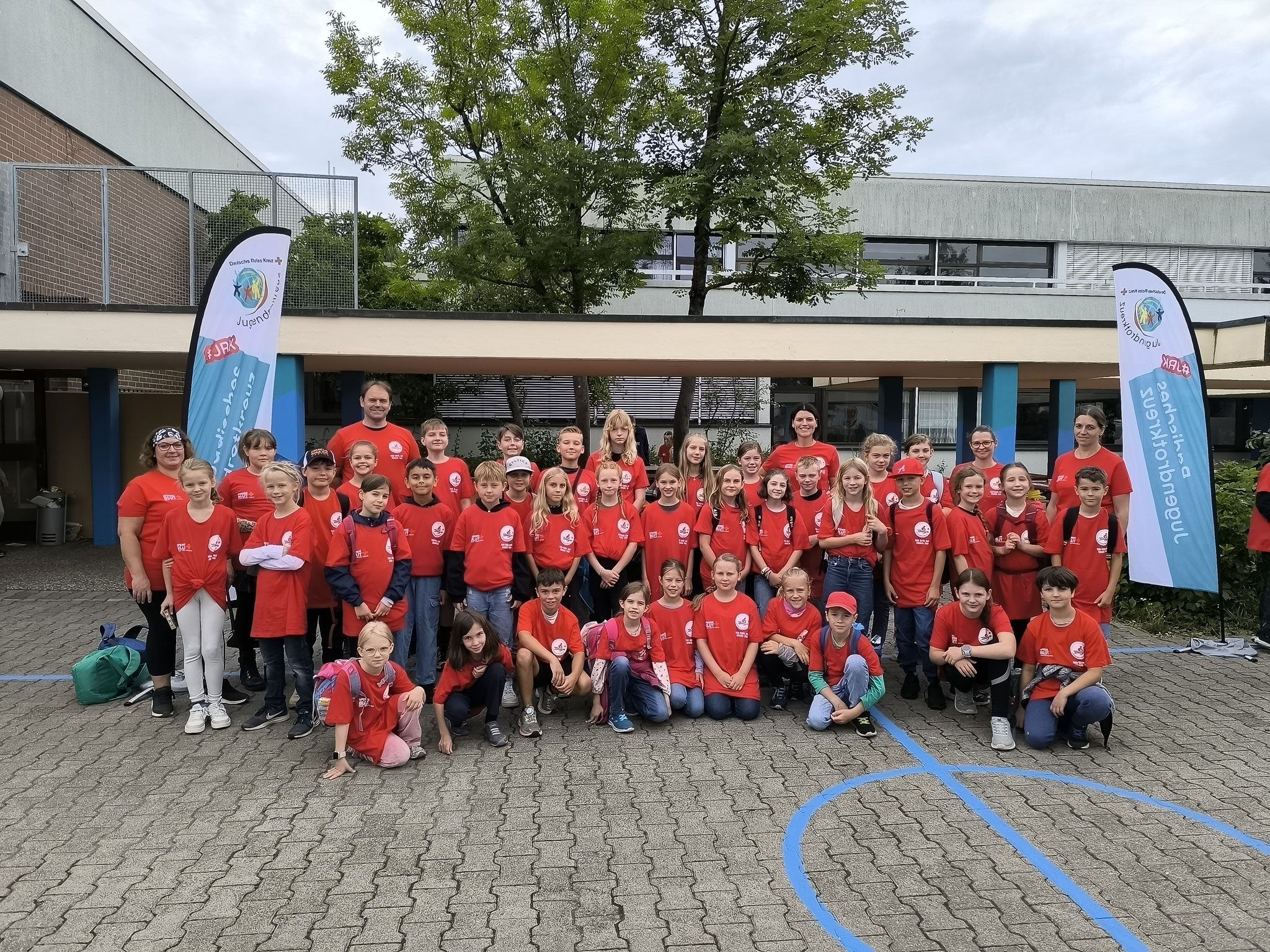 Ein Gruppenfoto aller Juniorhelfer*innen und Betreuer*innen