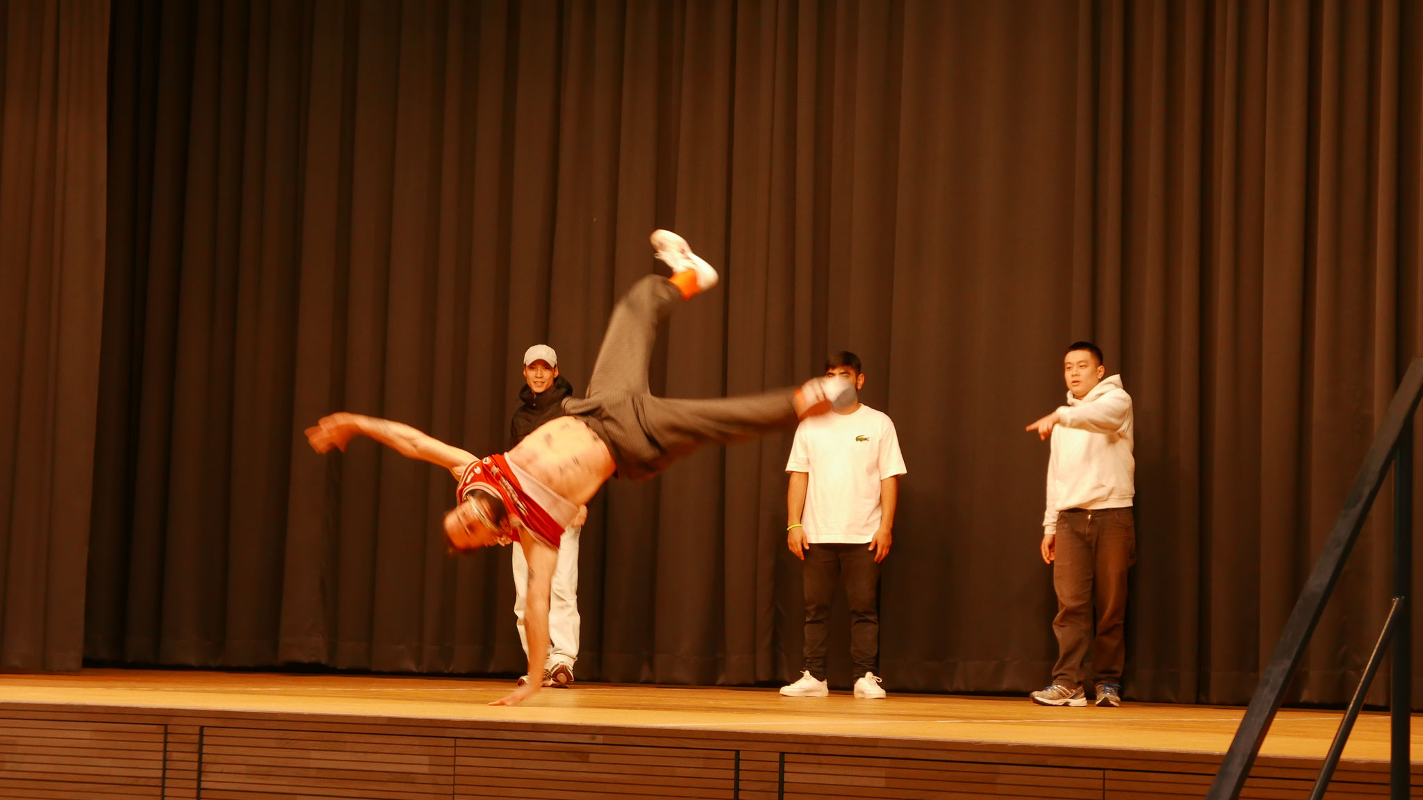 Die Tanztrainer zeigen ihr Können beim Breakddance