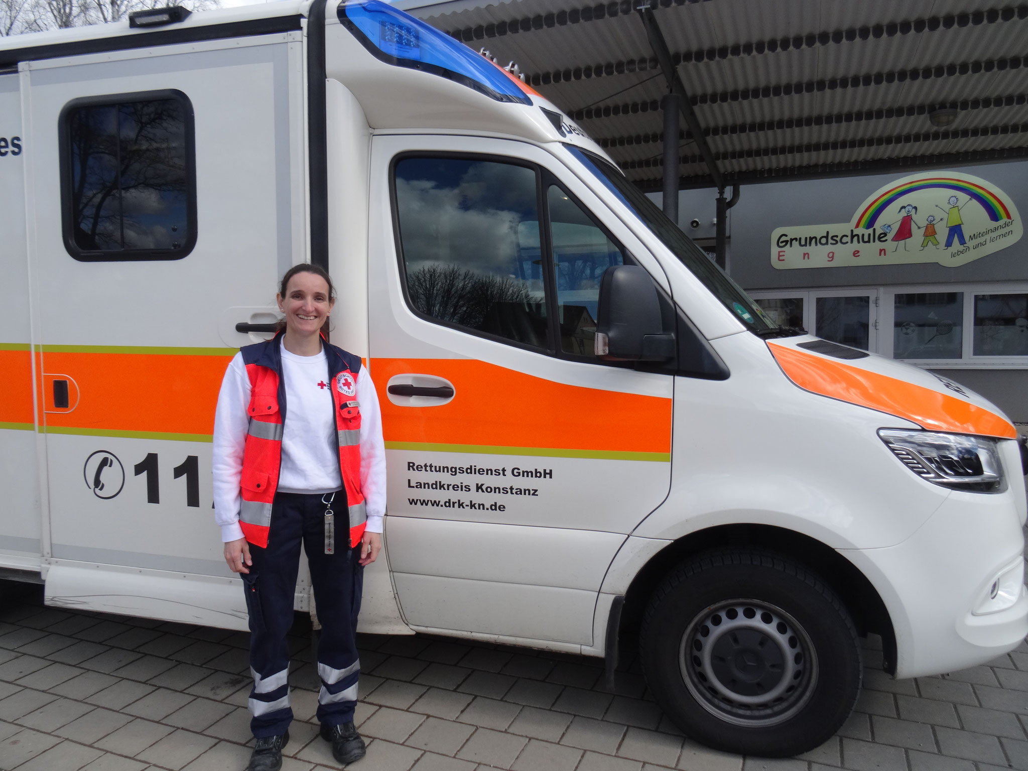 Rettungssanitäterin Marion Gutsch vor dem Rettungswagen