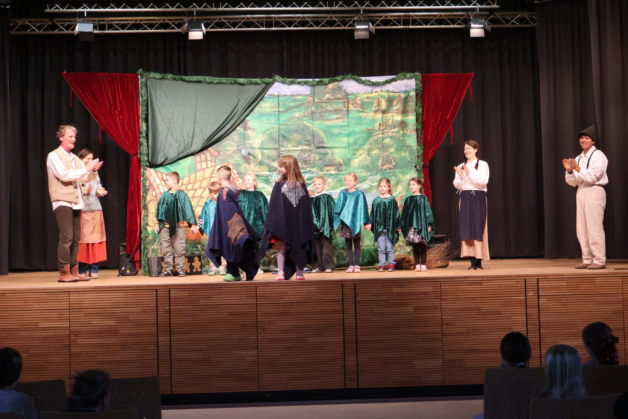 Abschlussapplaus für alle Künstlerinnen und Künstler