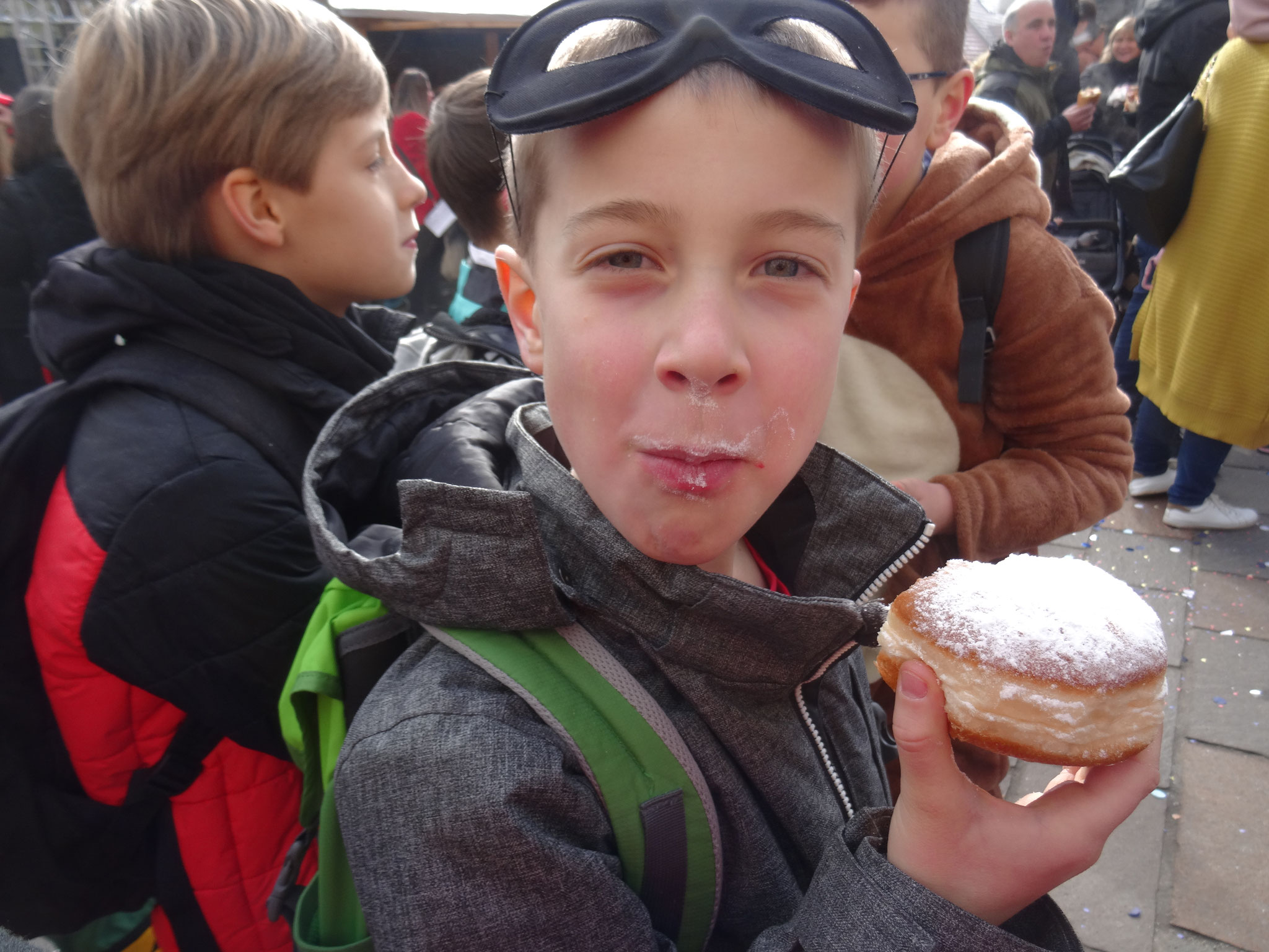 Ein Junge genießt einen Berliner