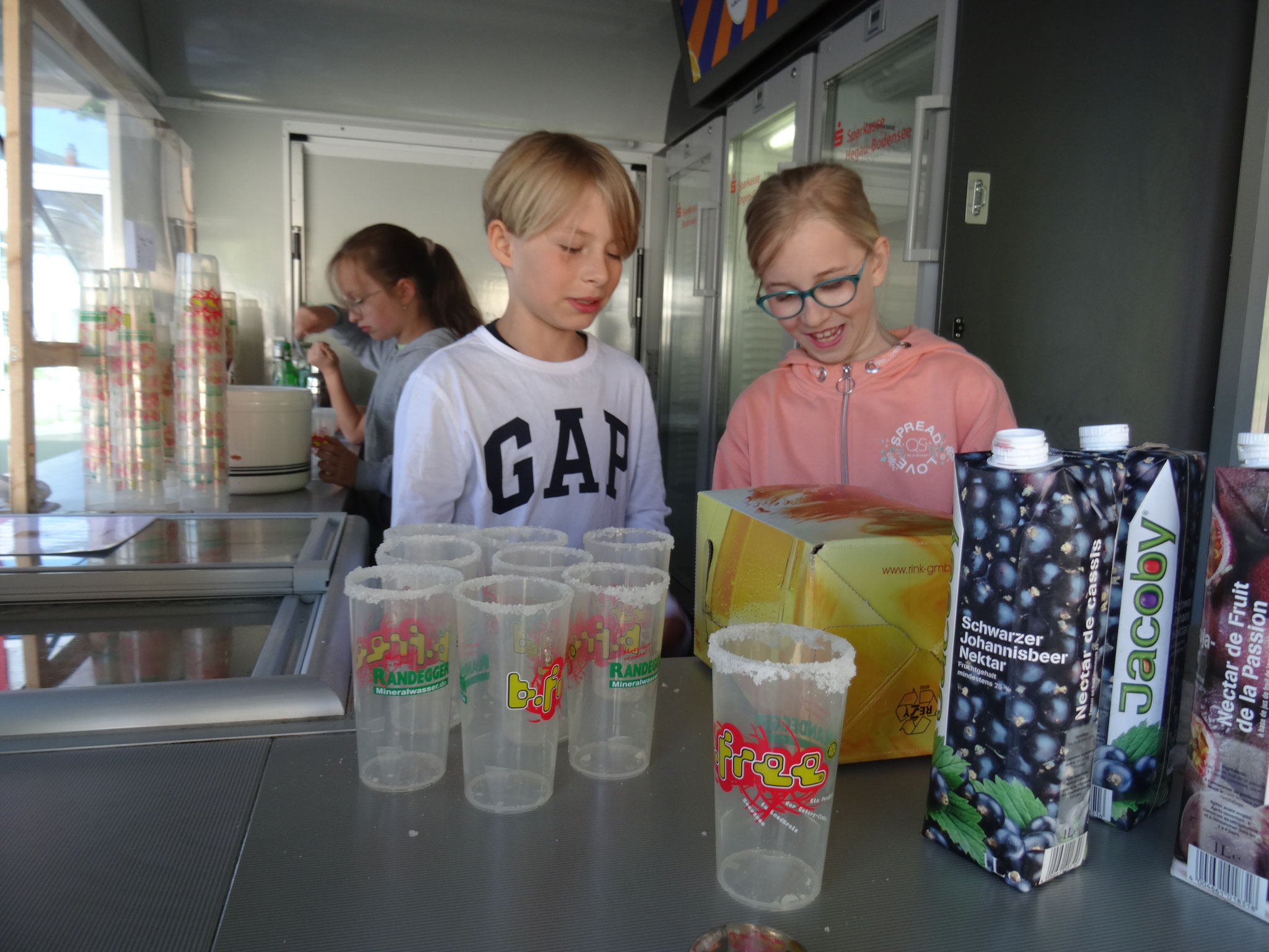 Kinder beim Mixen von Cocktails