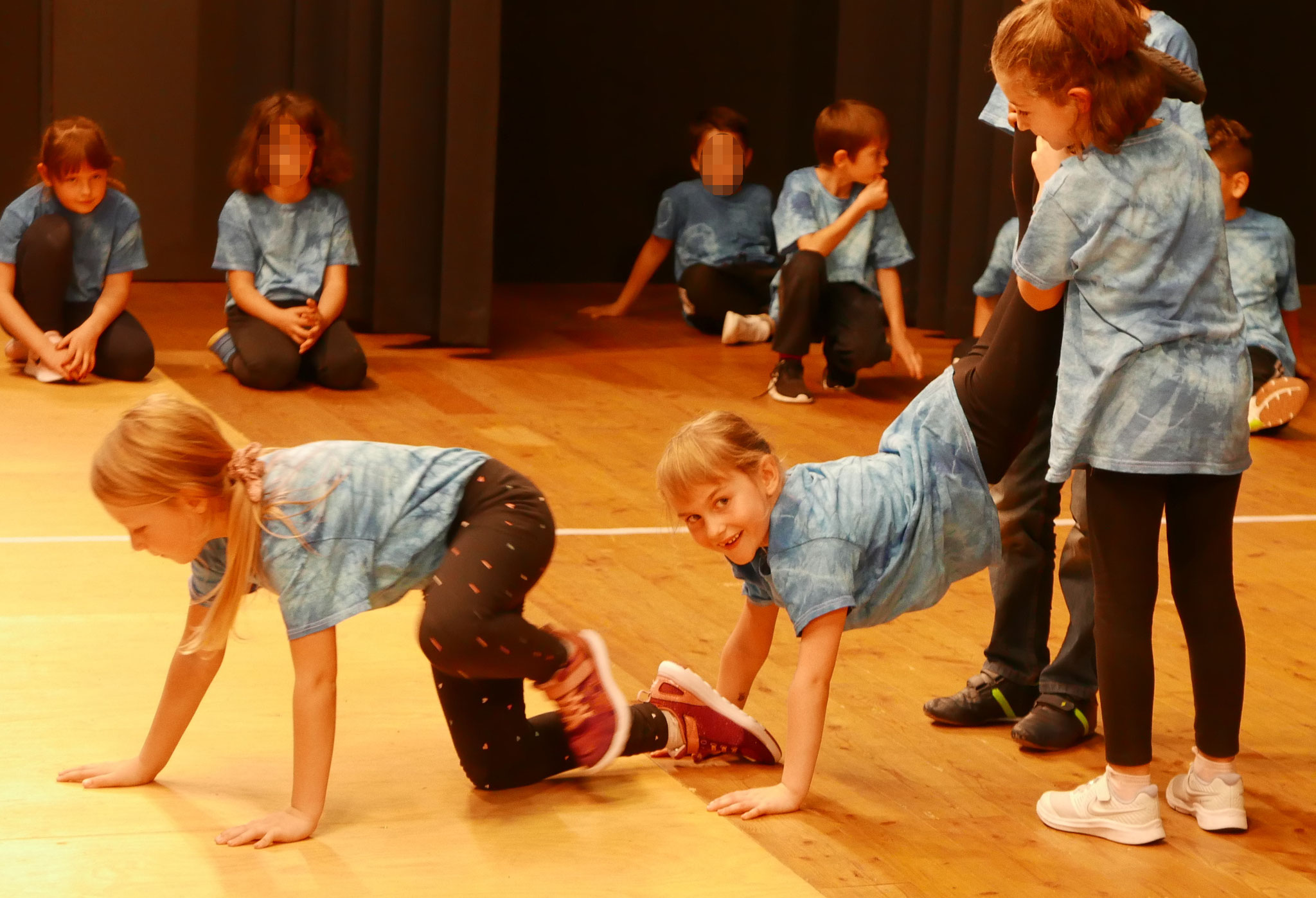 Die Klasse 2c zeigt ihre Choreographie