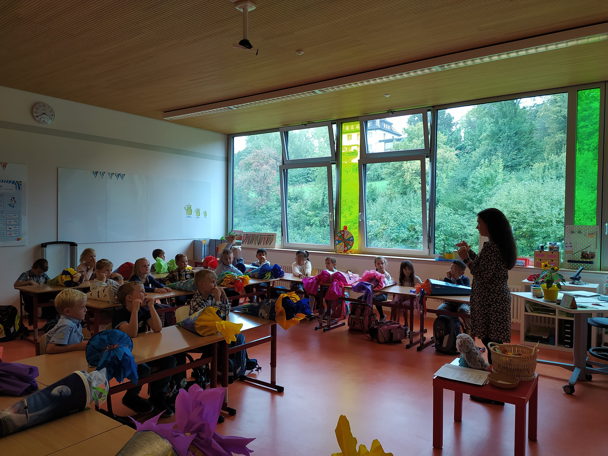 Die Schülerinnen und Schüler erleben ihre erste Unterrichtsstunde im Klassenzimmer