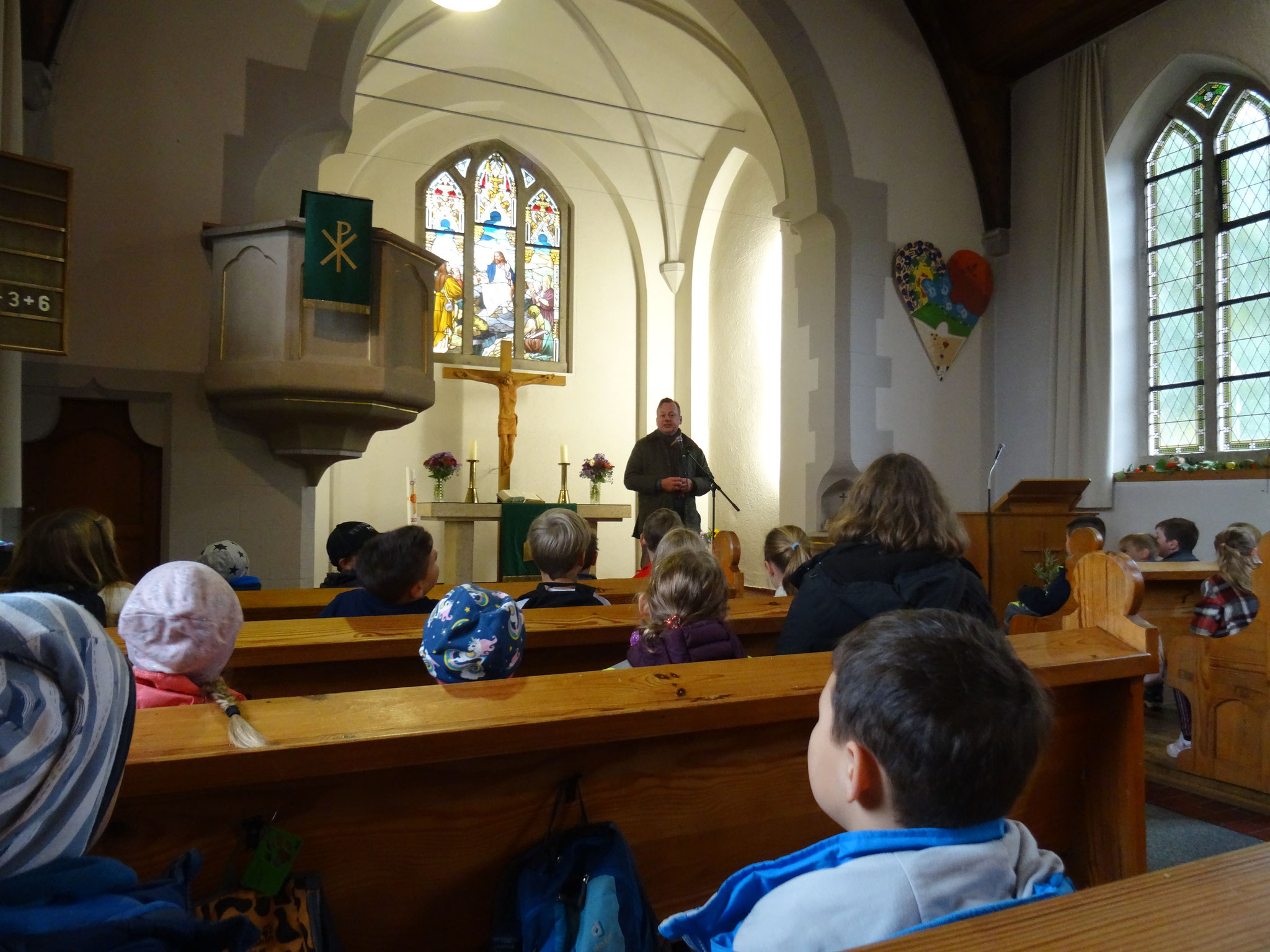 Pfarrer Wurster erklärt den Kindern die evangelische Kirche