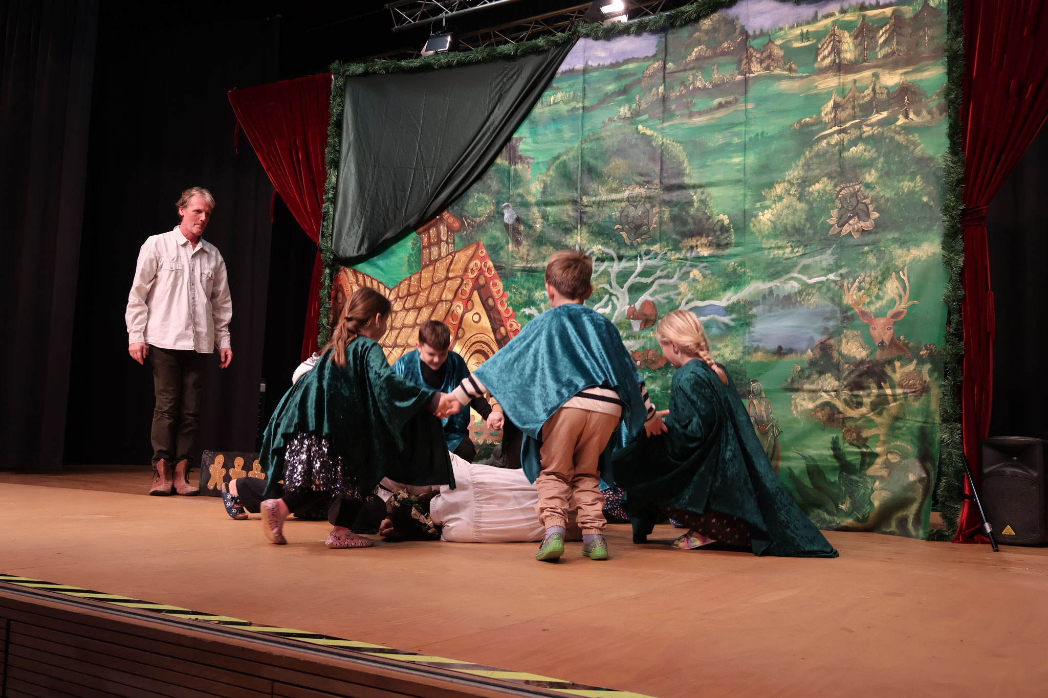 Waldgeister tanzen um Hänsel und Gretel 