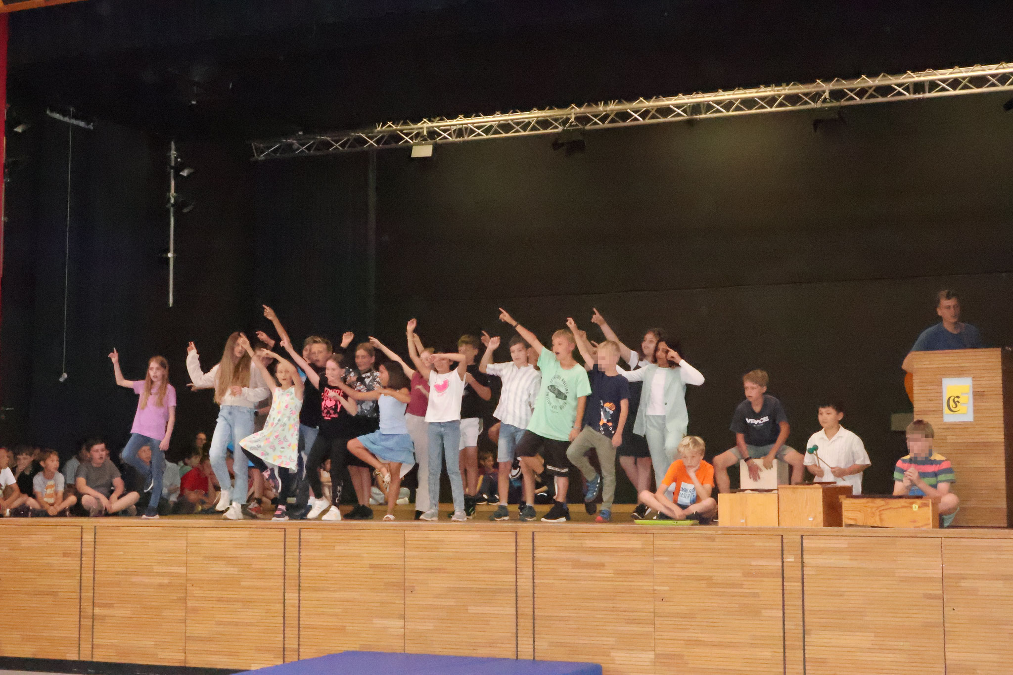 Die Klasse 4a singt "Völlig losgelöst"