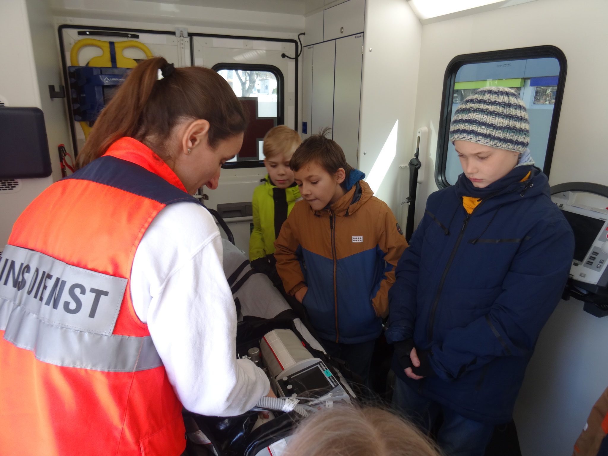 Rettungssanitäterin Marion Gutsch erklärt die Geräte im Rettungswagen