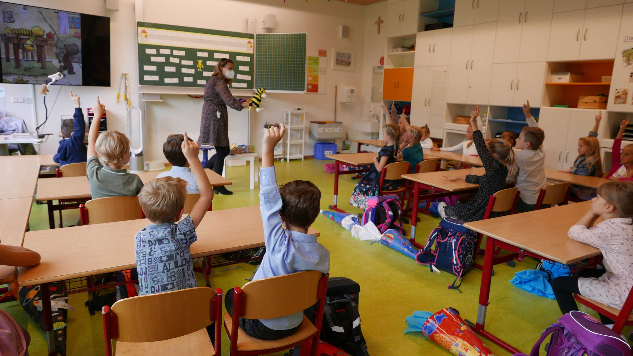 Ein Schüler meldet sich im Klassenzimmer