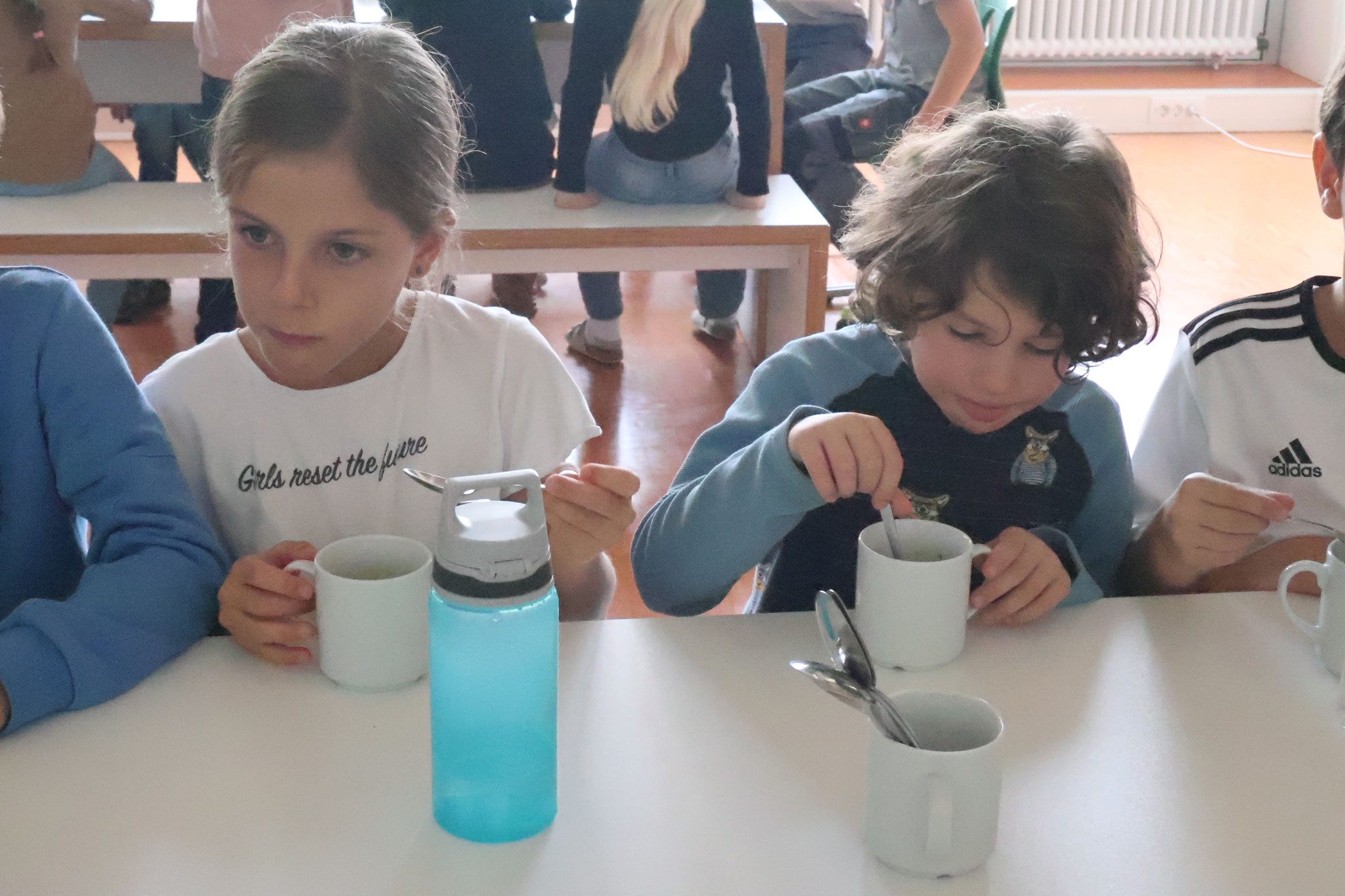 Die Patenkinder essen gemeinsam
