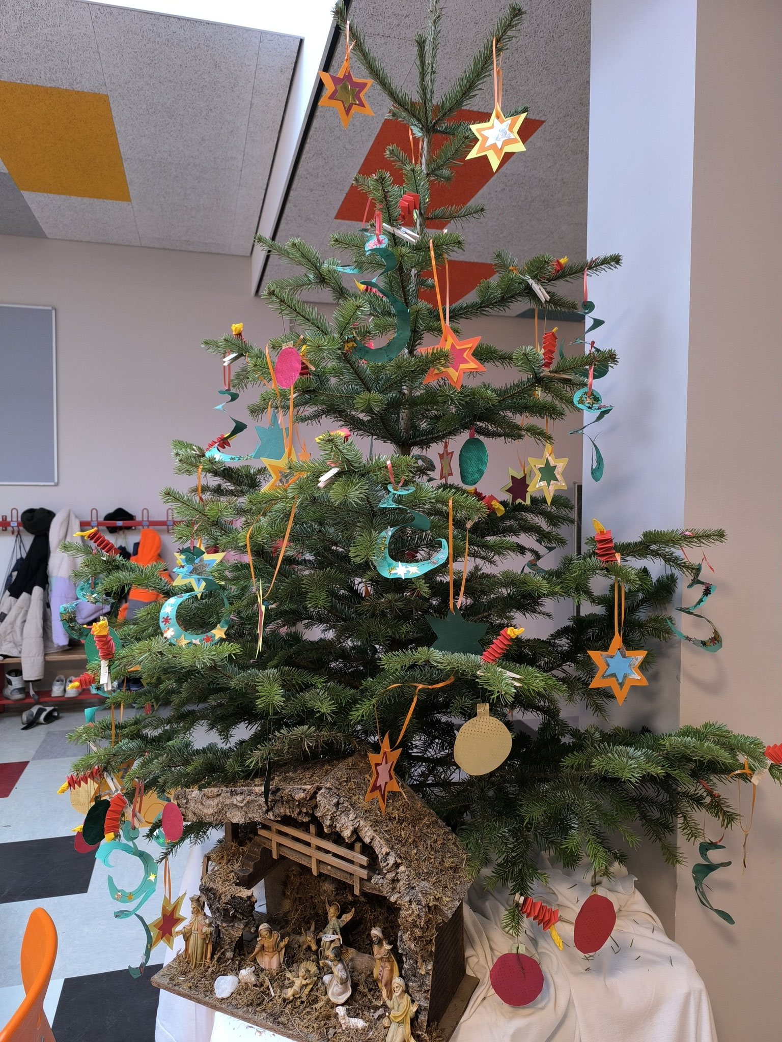 Diesen Tannenbaum haben alle ersten Klassen gemeinsam geschmückt