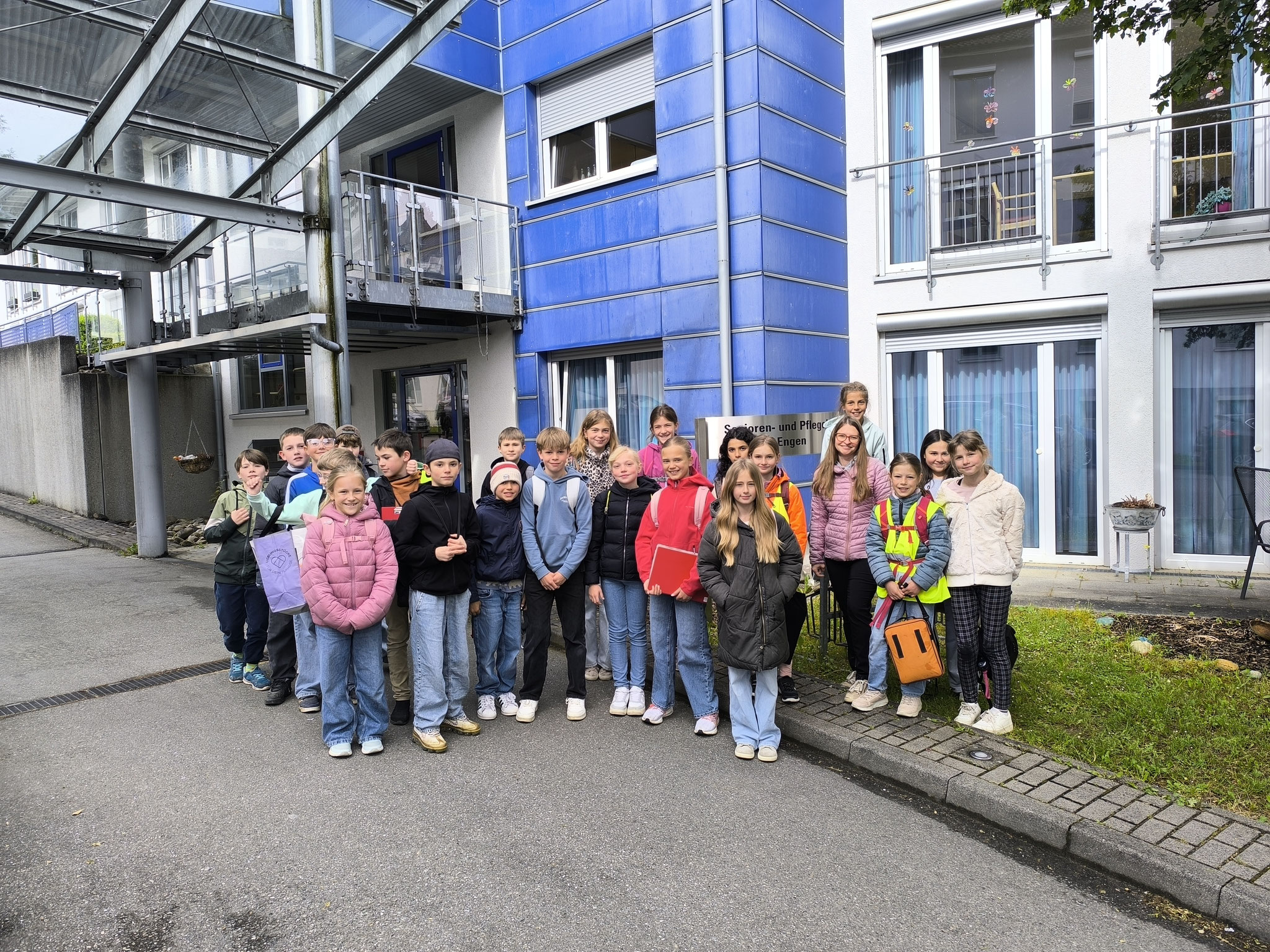 Gruppenfoto vor dem Seniorenheim