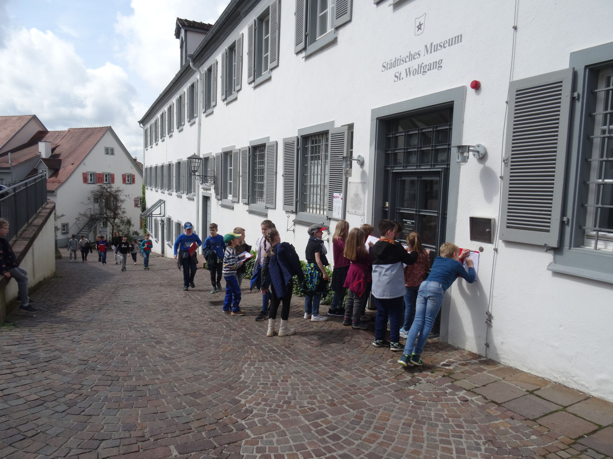 Wie sind die Öffnungszeiten des Museums? Das finden die Kinder gerade heraus