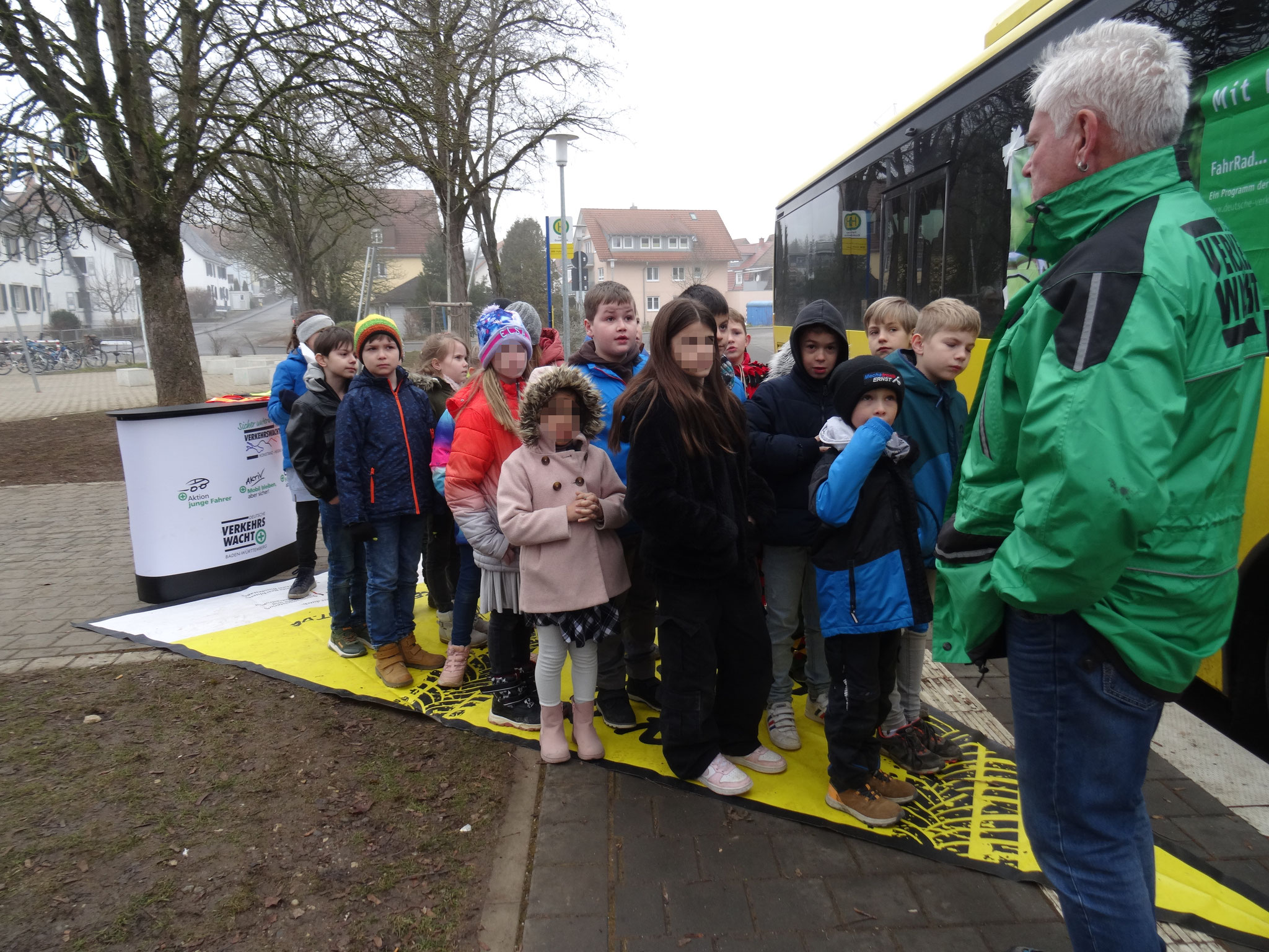 So viele Kinder passen in den toten Winkel eines Busfahrers