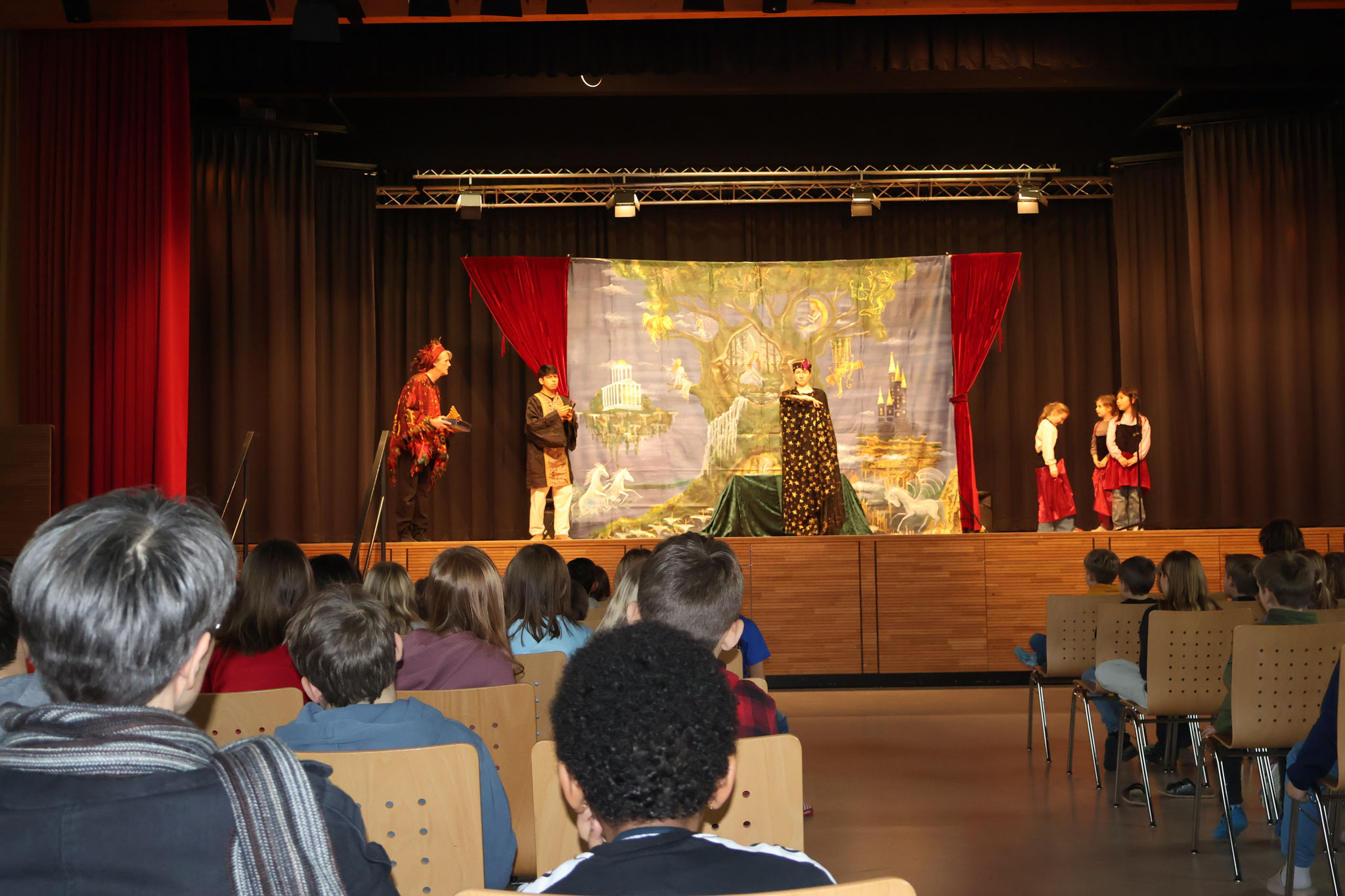 Die Mädchen aus der Klasse 3b überreichen Tamino und Papageno Gegenstände für die Reise