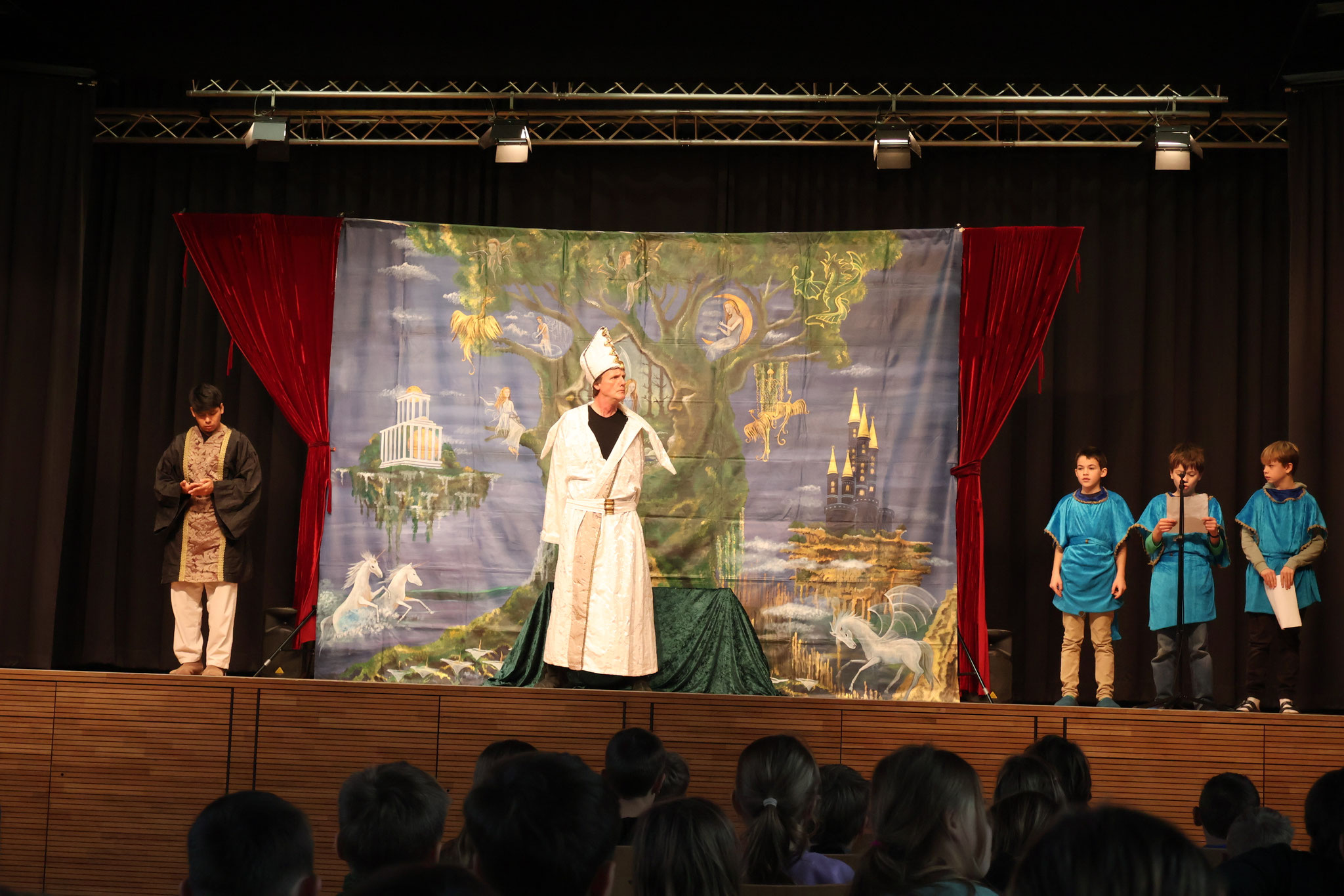 Die Jungs aus der Klasse 4c berichten Tamino welche Prüfungen er bestehen muss