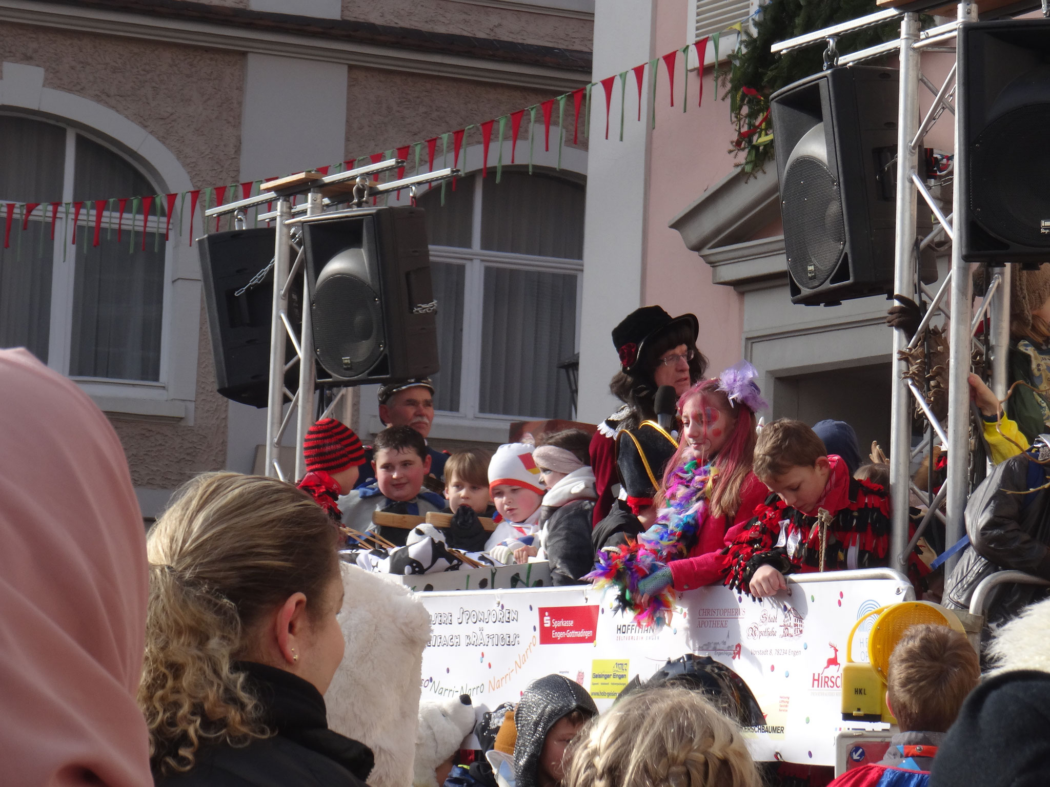 Die Kinder durften auf dem Marktplatz ihre Sänften noch einmal vorstellen