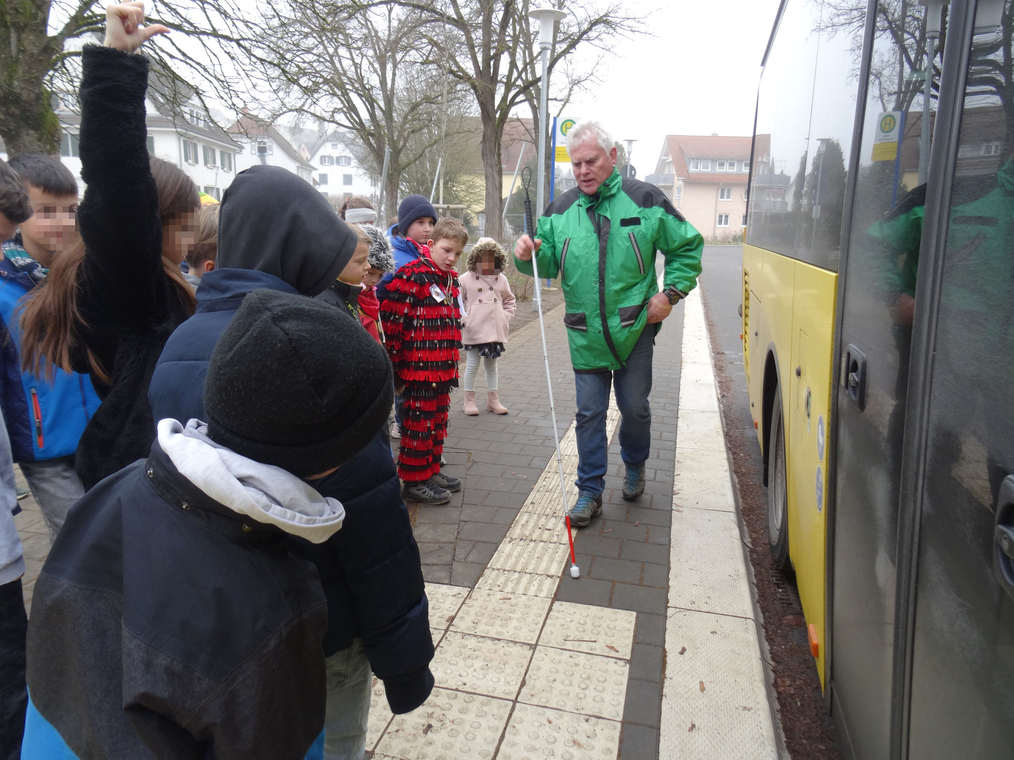 Wofür ist die weiße Linie? Das erfahren die Kinder beim Bustraining.