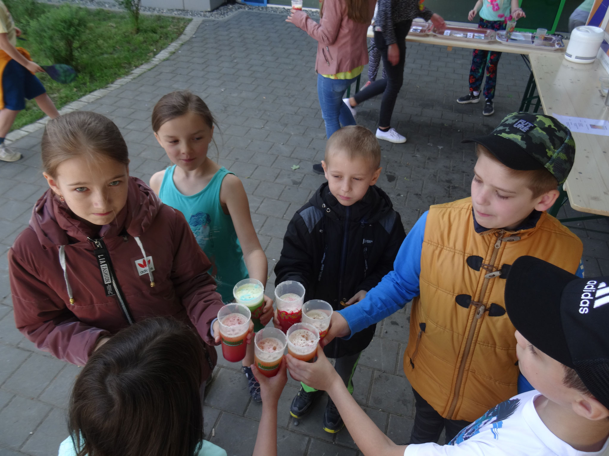 Gemeinsam stoßen alle mit den leckeren Cocktails an