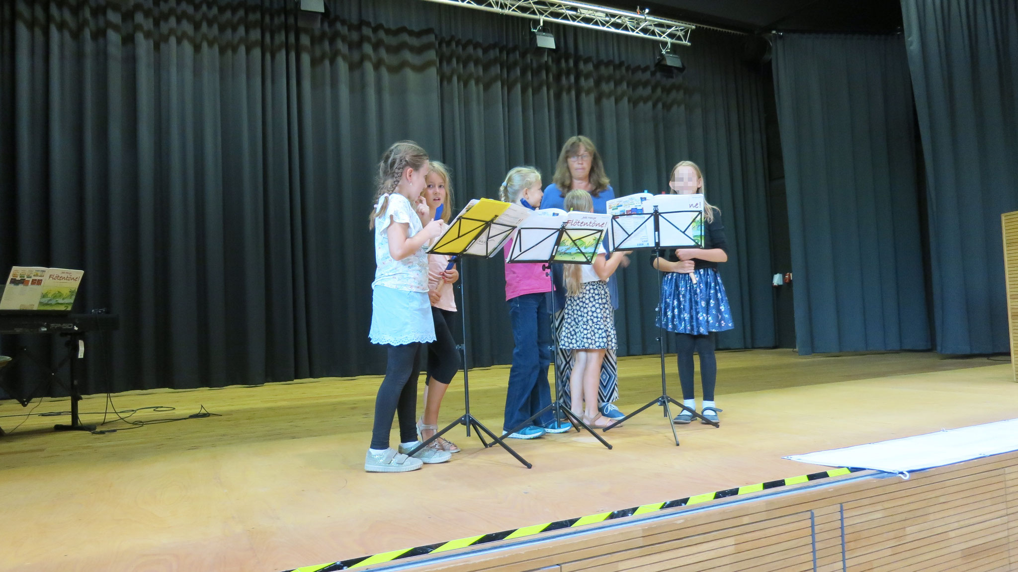 Kinder beim Flötenvorspiel