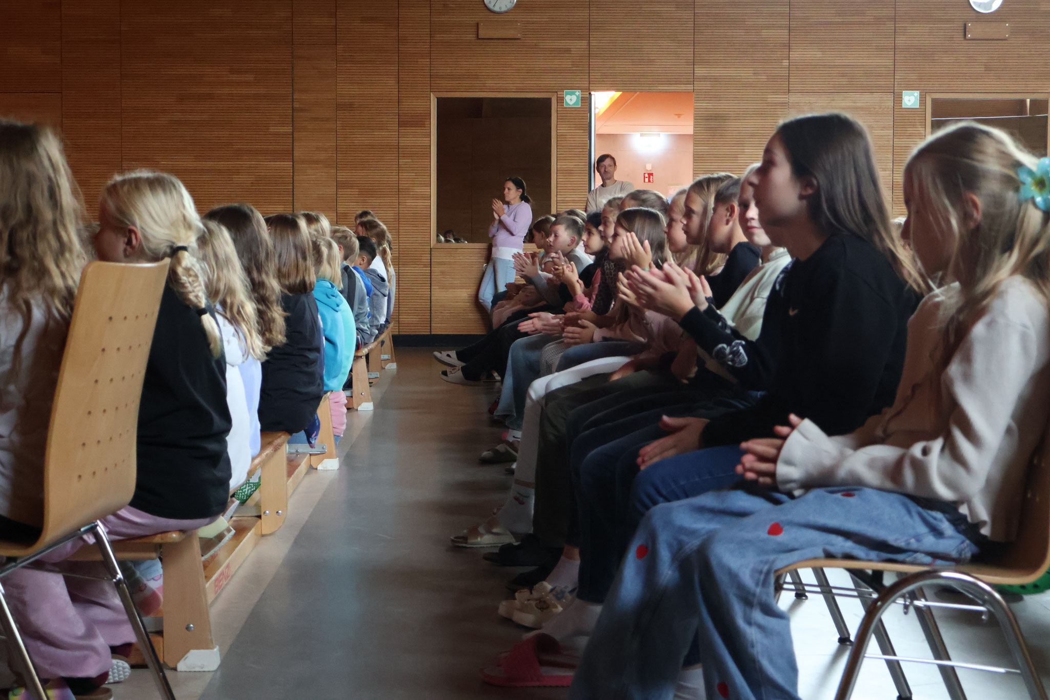 Die Kinder klatschen begeistert mit