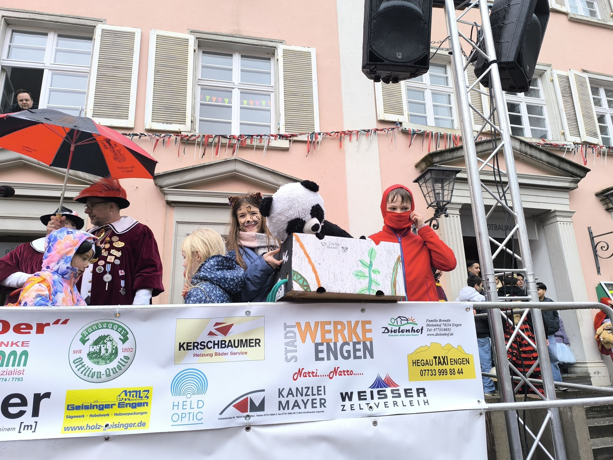 Präsentation der Sänften auf dem Marktplatz